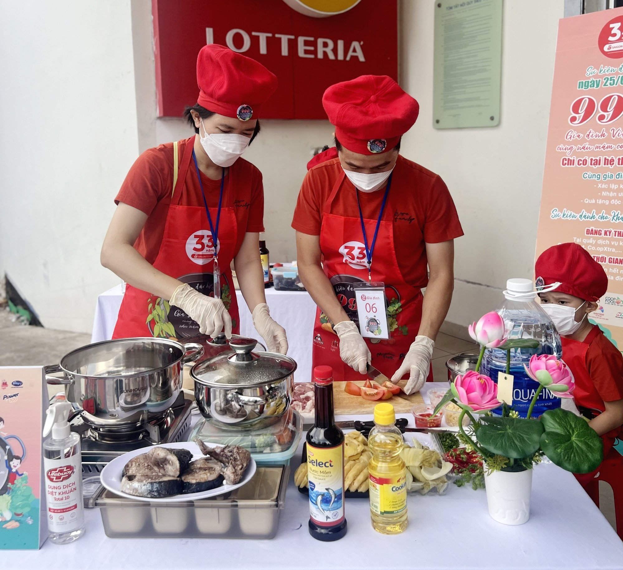Các gia đình tham gia nấu bữa cơm gia đình tại Co.op Mart Vũng Tàu sáng 25/6.