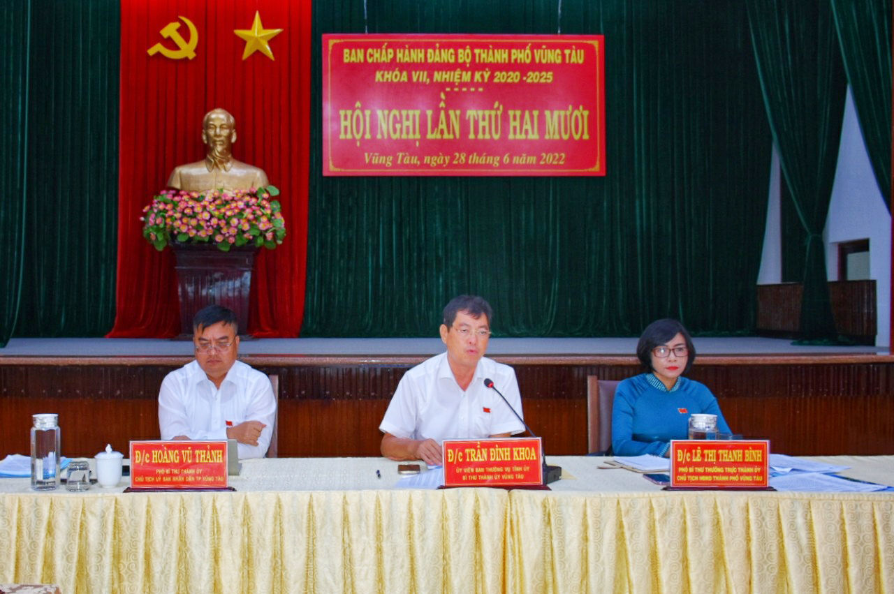 Ông Trần Đình Khoa, Ủy viên Ban Thường vụ Tỉnh ủy, Bí thư Thành ủy Vũng Tàu; bà Lê Thị Thanh Bình, Phó Bí thư Thường trực Thành ủy, Chủ tịch HĐND TP. Vũng Tàu và ông Hoàng Vũ Thảnh, Phó Bí thư Thành ủy, Chủ tịch UBND TP. Vũng Tàu chủ trì hội nghị.