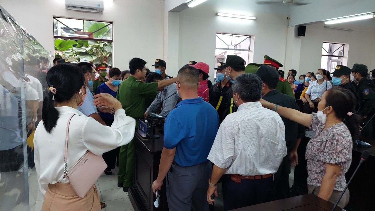 Hàng chục bị hại bao vây lấy một “bị hại” khác vì cho rằng người này do phía bị cáo “cài cắm” vào.