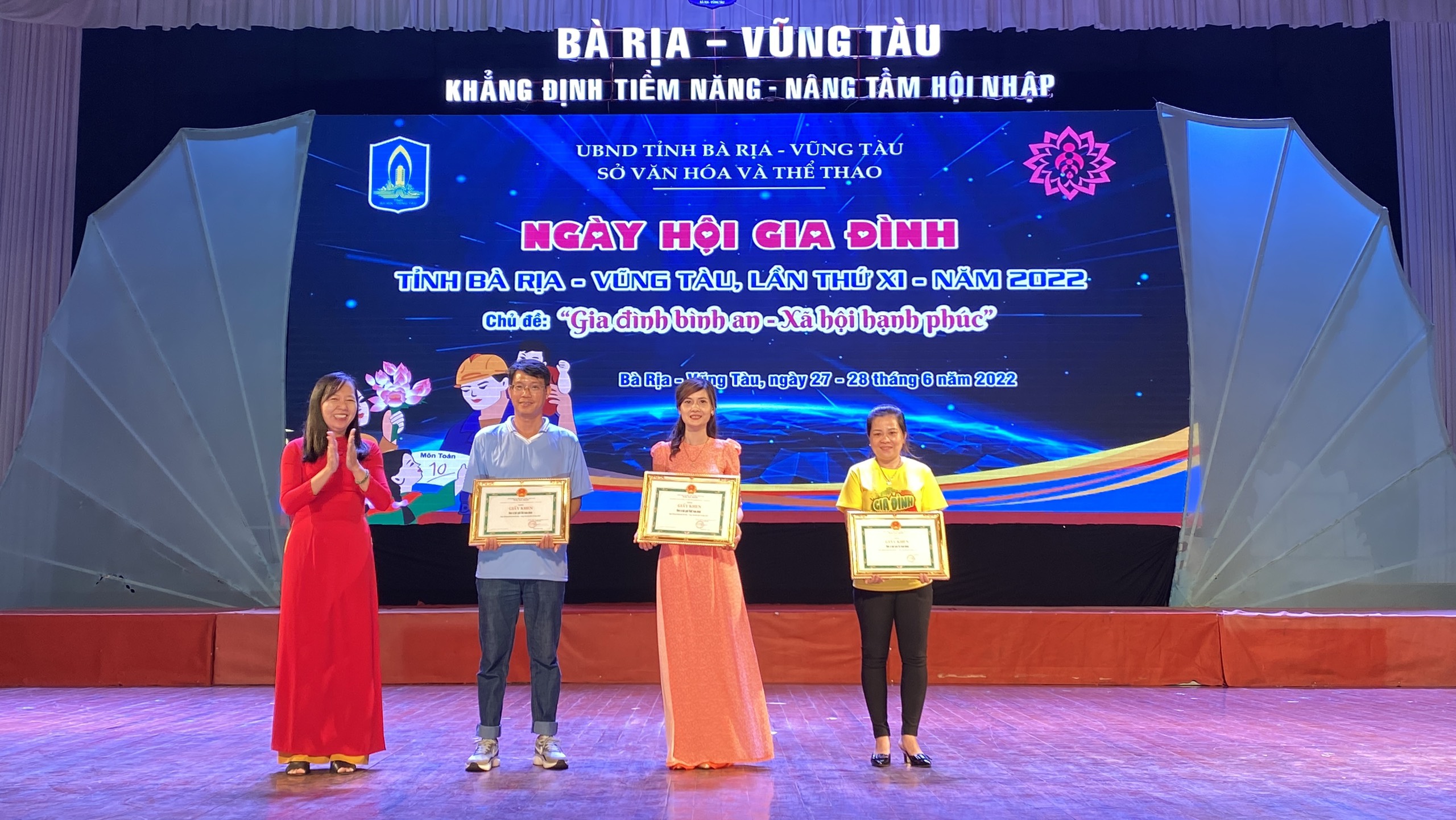 Bà Nguyễn Thị Ánh Hồng, PGĐ Sở VH-TT trao giải toàn đoàn cho các đơn vị (Từ trái sang: H. Long Điền giải Nhì, H. Châu Đức giải Nhất và H. Đất Đỏ giải Ba)