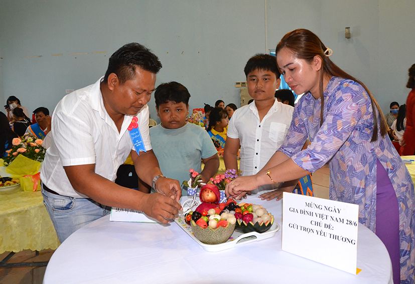 Gia đình anh Đào Văn Hạ (thôn Lồ Ồ, xã Đá Bạc, huyện Châu Đức) tham gia phần thi cắt tỉa, trang trí trái cây nghệ thuật tại Ngày hội gia đình.