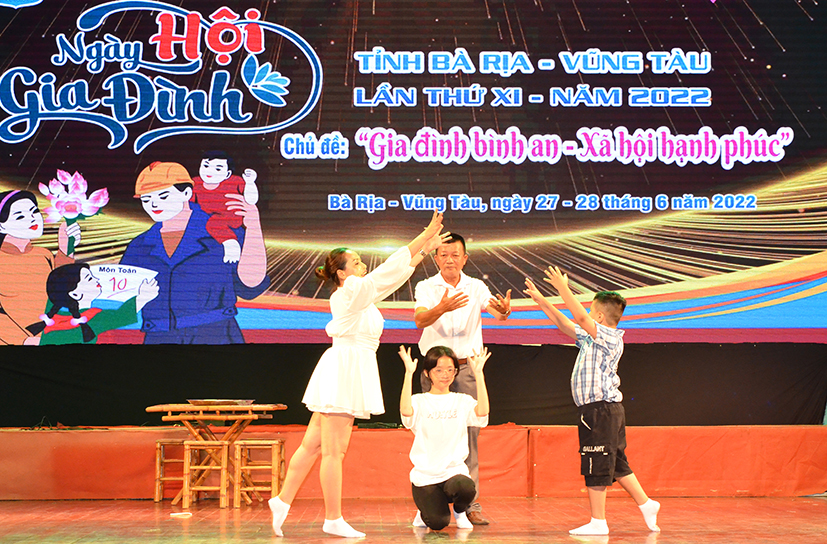 Gia đình anh Lê Dũng và chị Nguyễn Thị Hồng Diễm (khu phố Mỹ Thạnh, phường Mỹ Xuân, TX. Phú Mỹ) biểu diễn vở kịch - múa đương đại “Ba ngọn nến lung linh” tại Ngày hội gia đình.
