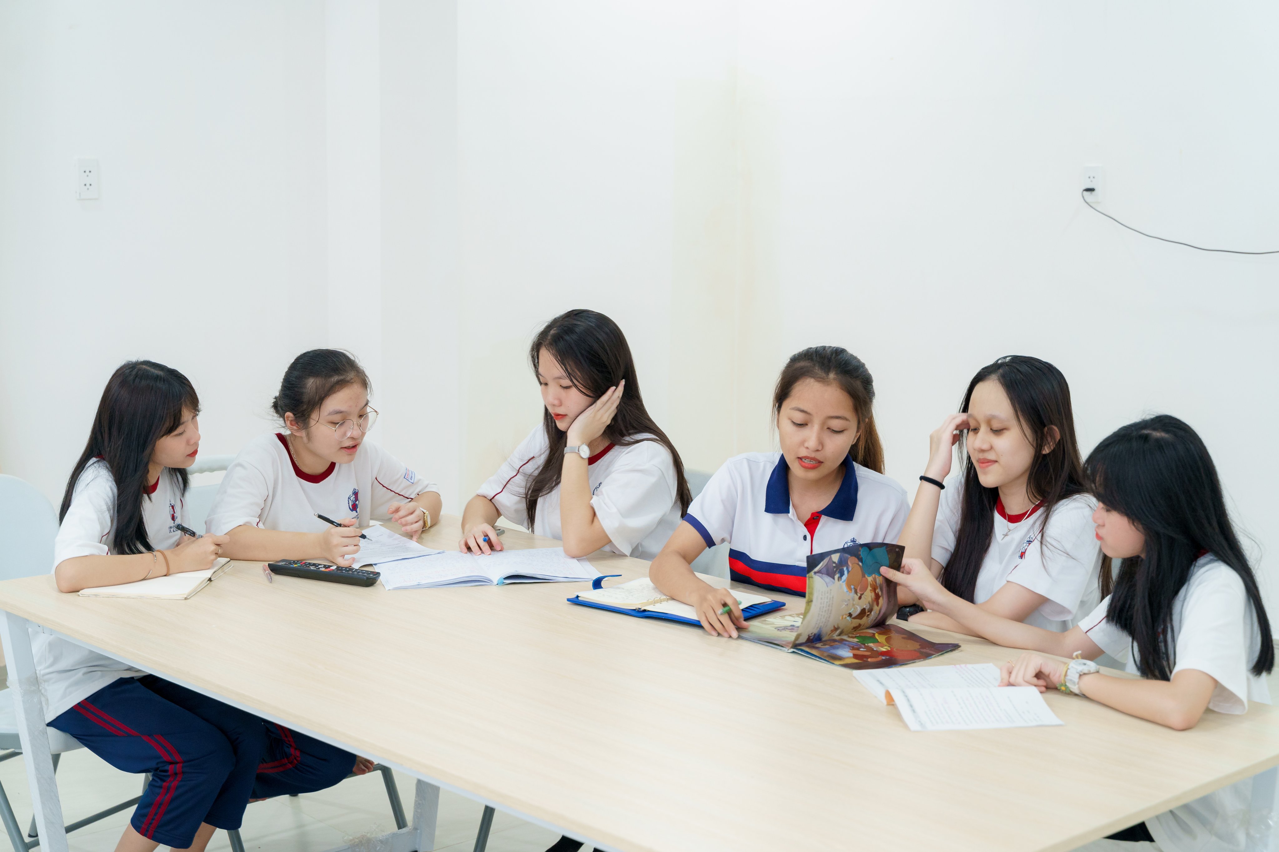 HS nội trú bậc THPT của UKA đang ôn tập trong giờ tự học buổi tối.