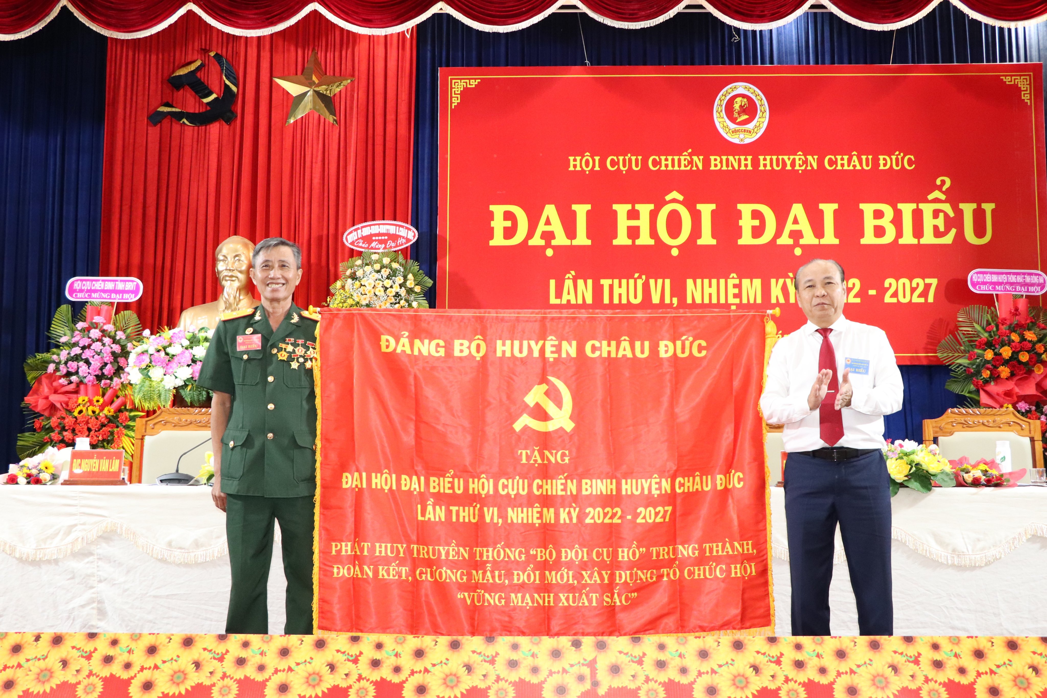 Ông Nguyễn Văn Việt, Bí thư Huyện ủy Châu Đức tặng Bức trướng cho Hội CCB huyện nhiệm kỳ 2022-2027.