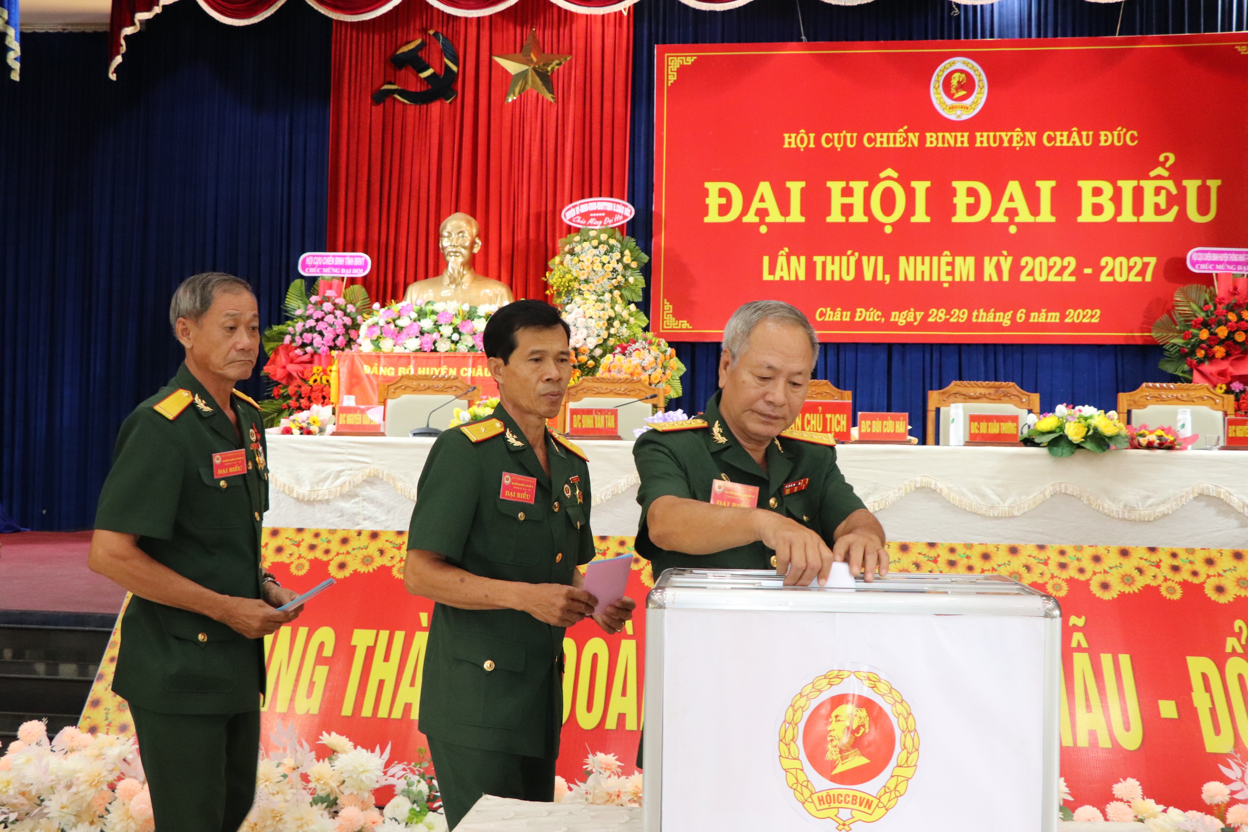 Đại biểu bỏ phiếu bầu Ban Chấp hành Hội CCB huyện Châu Đức khóa VI.