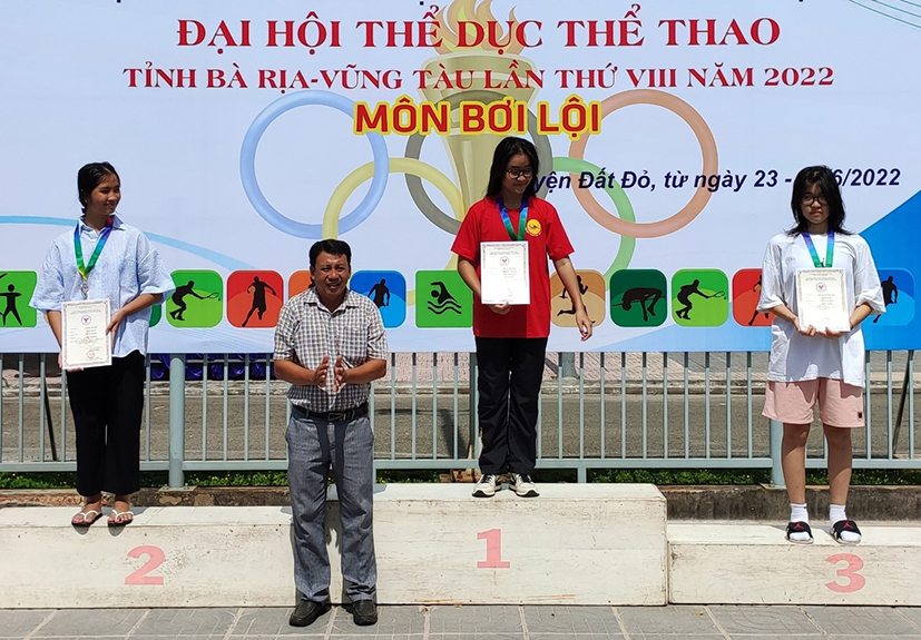 Bơi lội là một trong những môn đã kết thúc của Đại hội TDTT tỉnh lần thứ VIII, năm 2022. Trong ảnh: Ban tổ chức trao giải cho các nữ kình ngư xuất sắc ở nội dung 100m tự do nữ, Đại hội TDTT tỉnh.