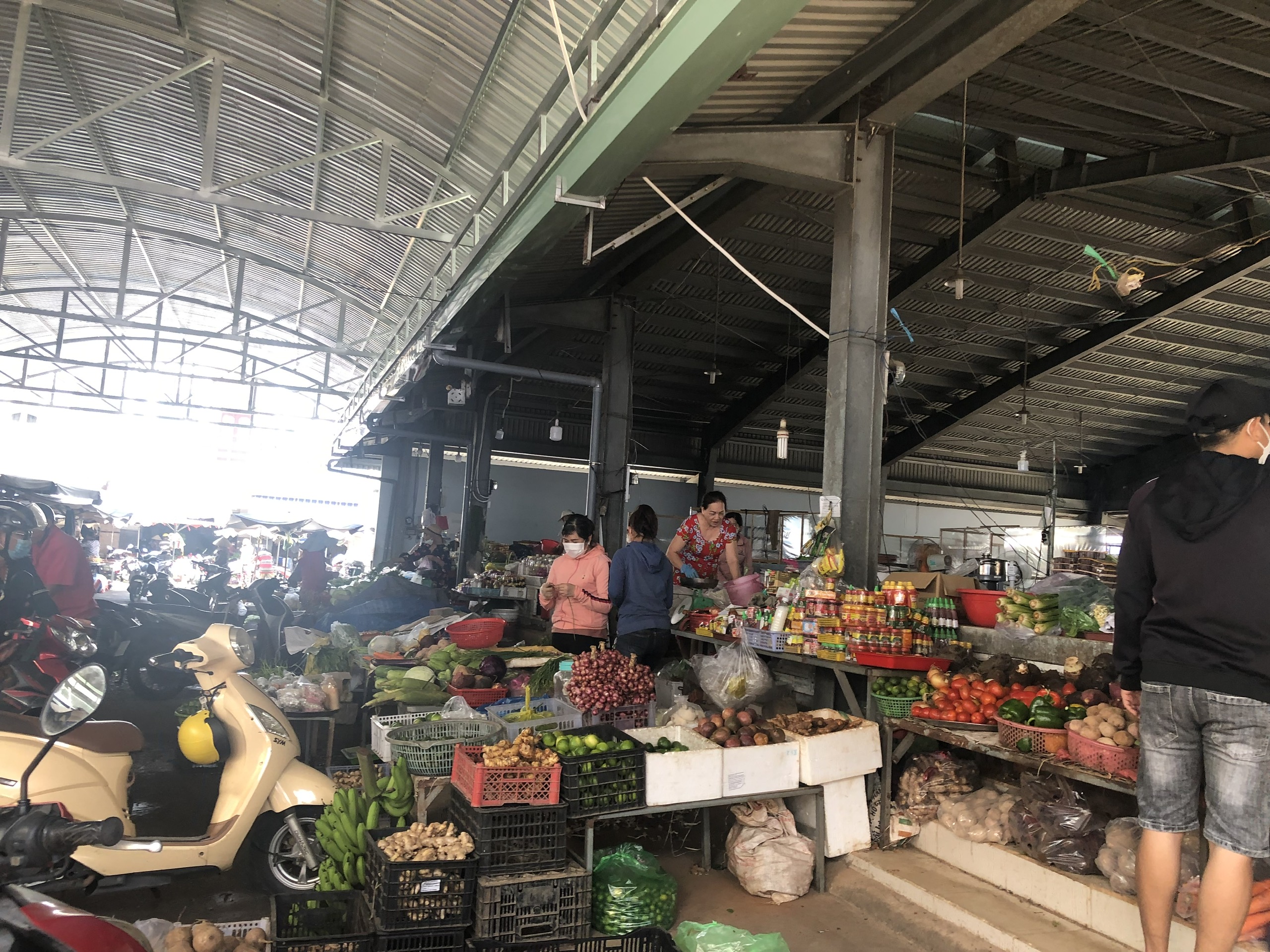 Phía ngoài lồng chợ kinh doanh, buôn bán tấp nập.