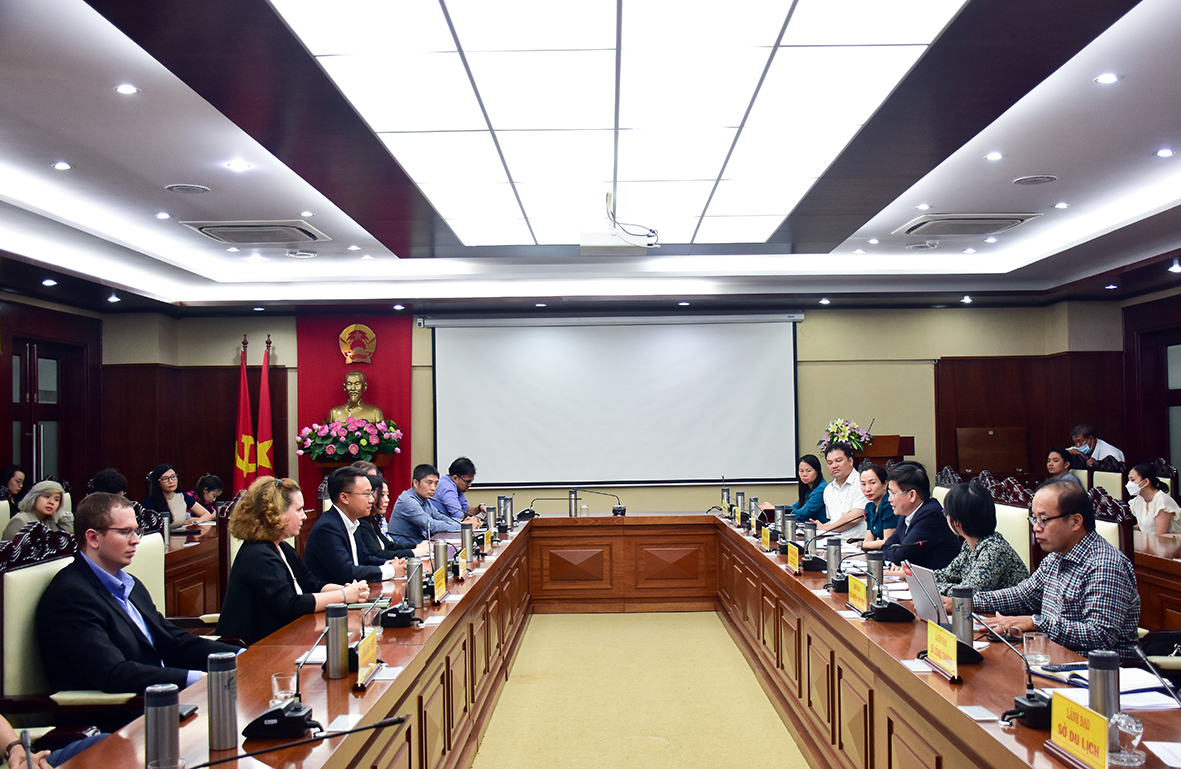 Quang cảnh buổi làm việc.
