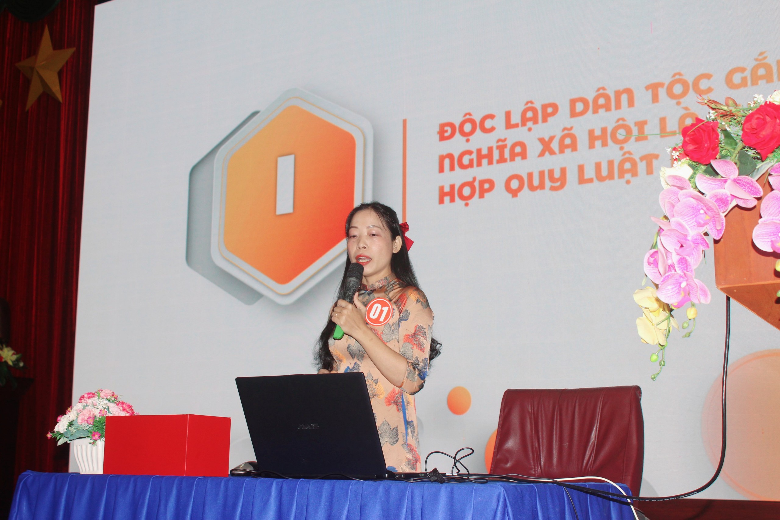 Thí sinh Trương Thị Yến Nhi, Ban Tuyên giáo Huyện ủy Xuyên Mộc dự thi phần giảng trực tiếp và trả lời câu hỏi.