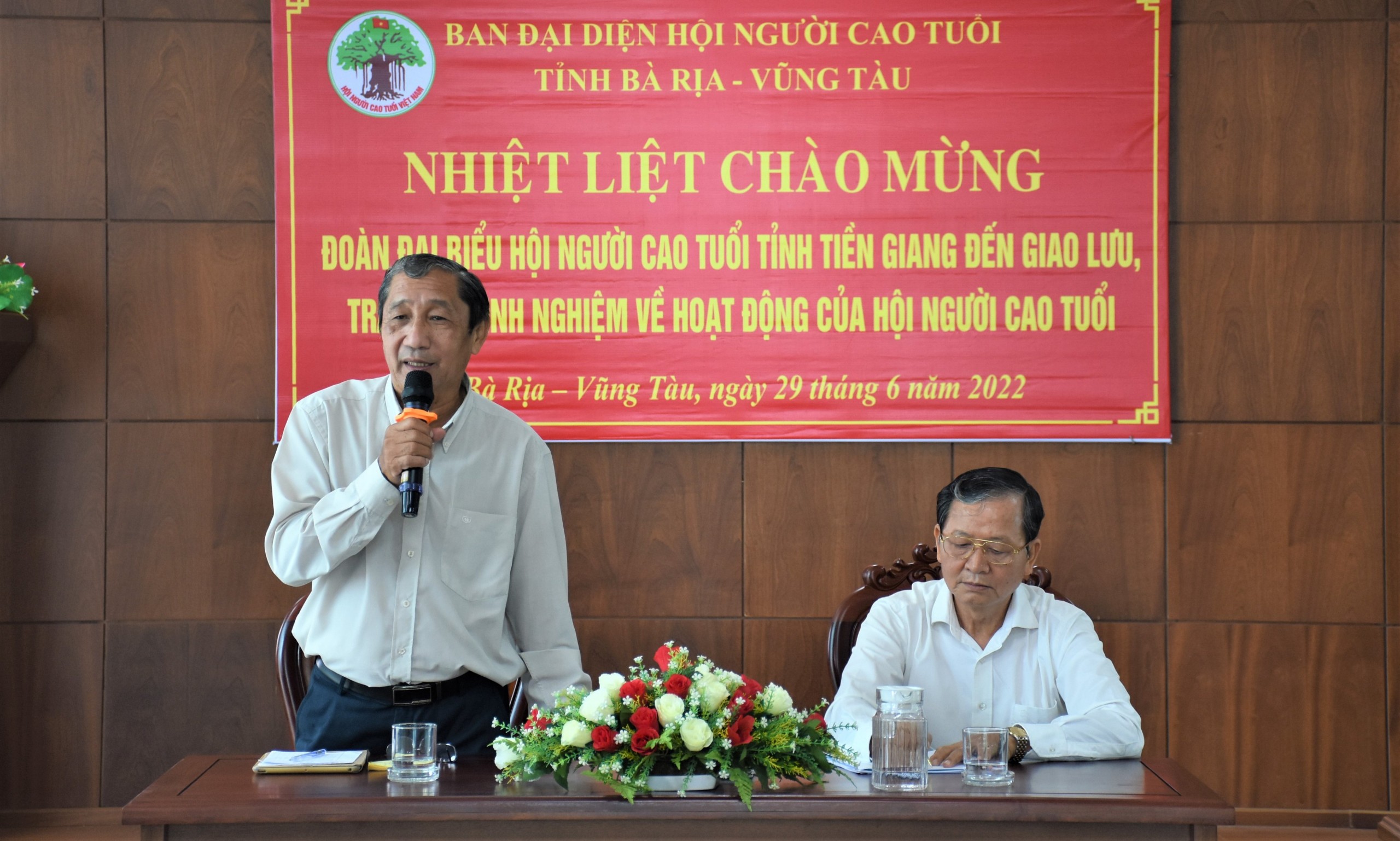 Đại diện Hội NCT tỉnh Tiền Giang phát biểu tại buổi giao lưu.