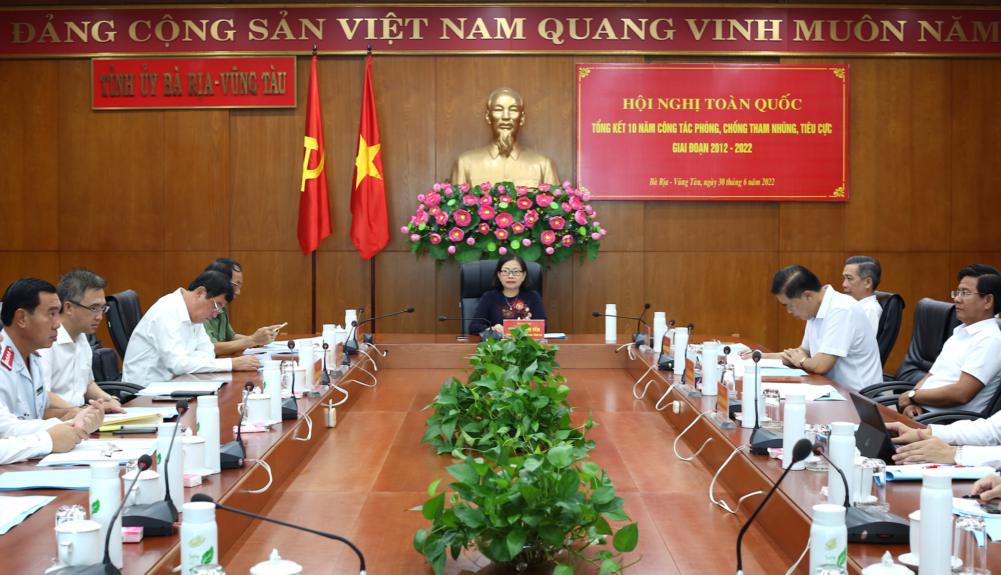 Bà Nguyễn Thị Yến, Phó Bí thư Thường trực Tỉnh ủy, Trưởng Đoàn ĐBQH tỉnh, Phó Trưởng BCĐ Phòng chống tham nhũng, tiêu cực tỉnh và các đại biểu dự hội nghị tại điểm cầu tỉnh Bà Rịa-Vũng Tàu.
