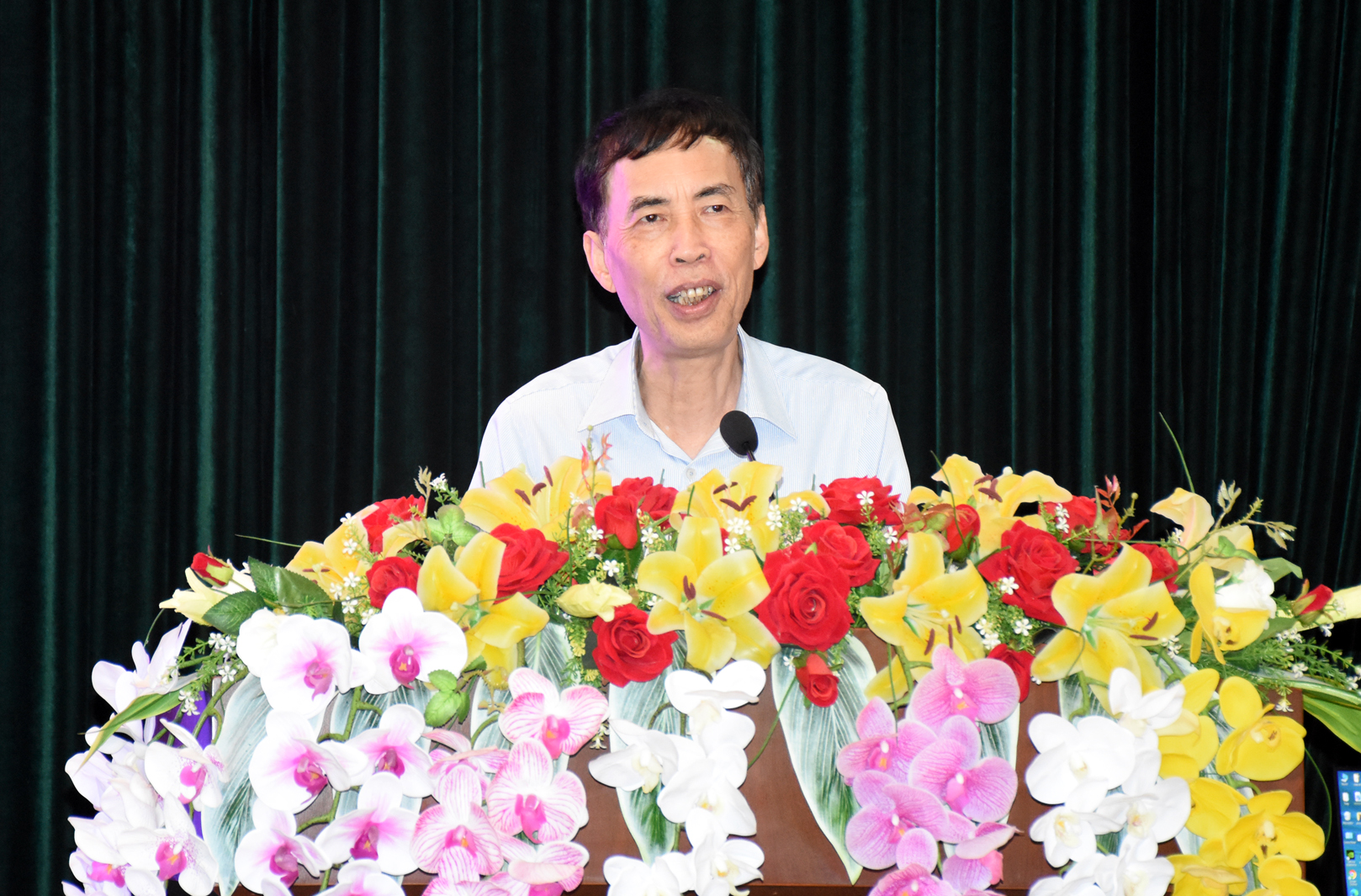 Tiến sĩ Võ Trí Thành, nguyên phó Viện trưởng Viện nghiên cứu quản lý Trung ương trình bày các nội dung về tác động của COVID-19 đến hoạt động của DN.