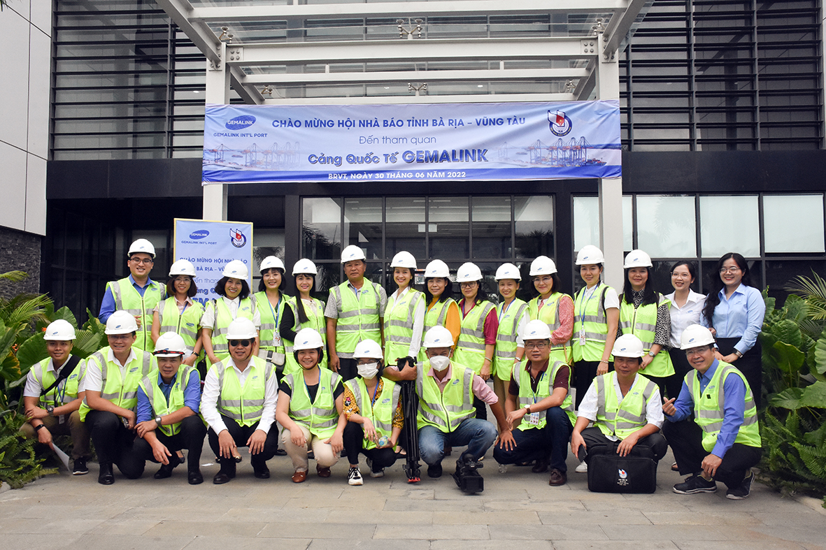 Đoàn công tác của Hội Nhà báo tỉnh chụp ảnh lưu niệm với cán bộ, nhân viên Cảng Gemalink.