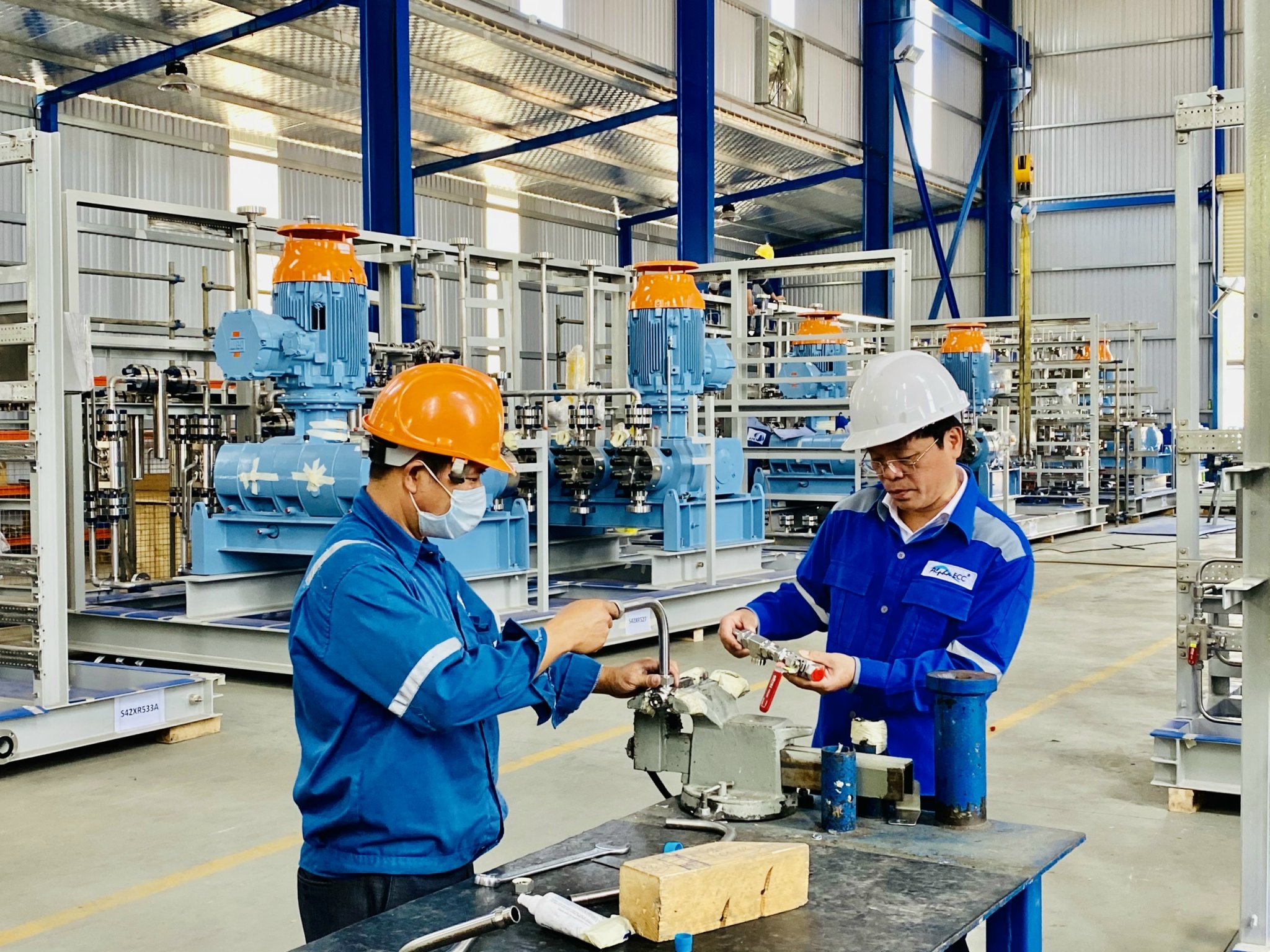 Người lao động sản xuất các thiết bị cơ khí tại Công ty Alpha ECC.