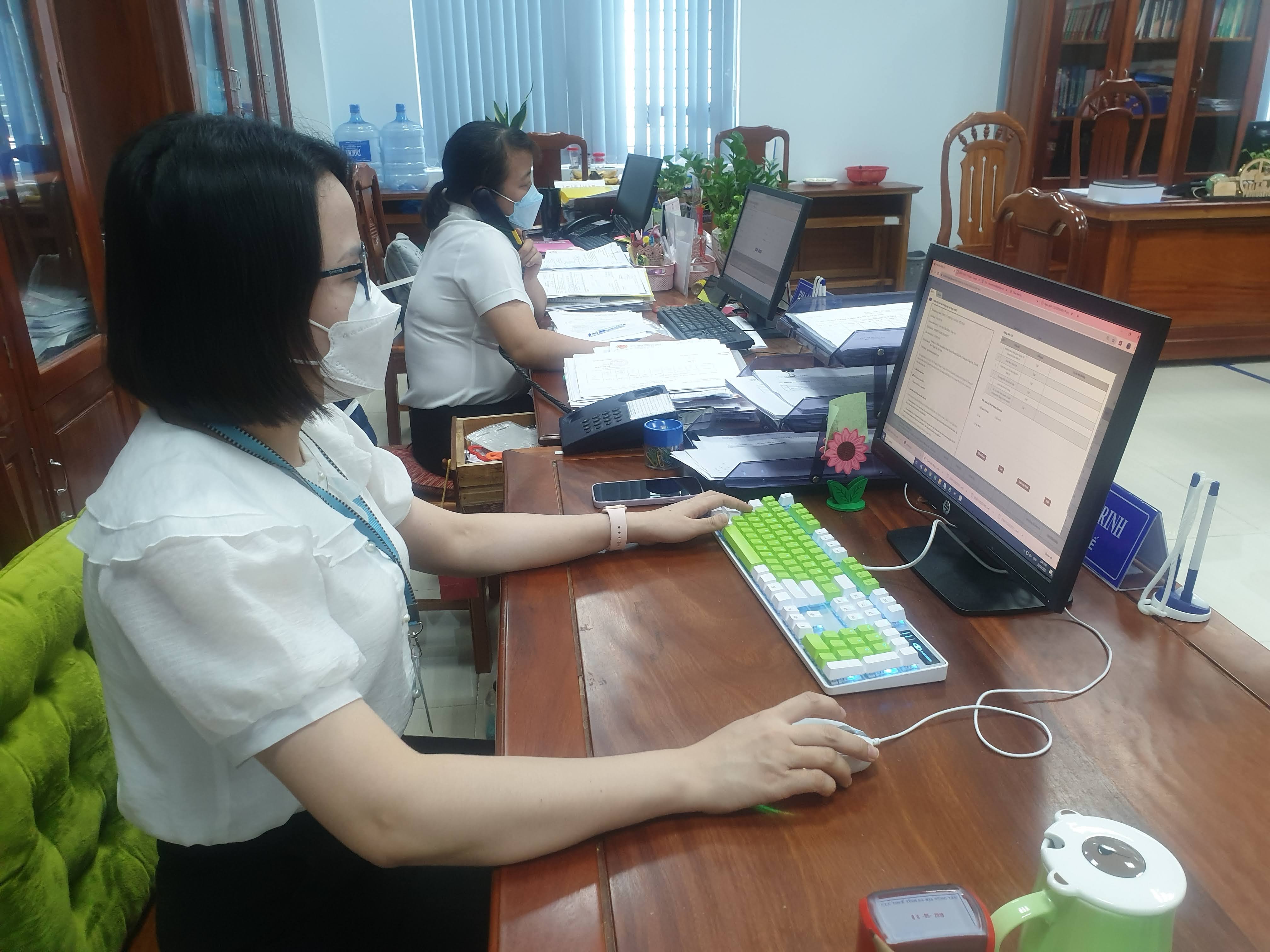 Cán bộ công chức thuế trả lời thắc mắc của NNT qua điện thoại.