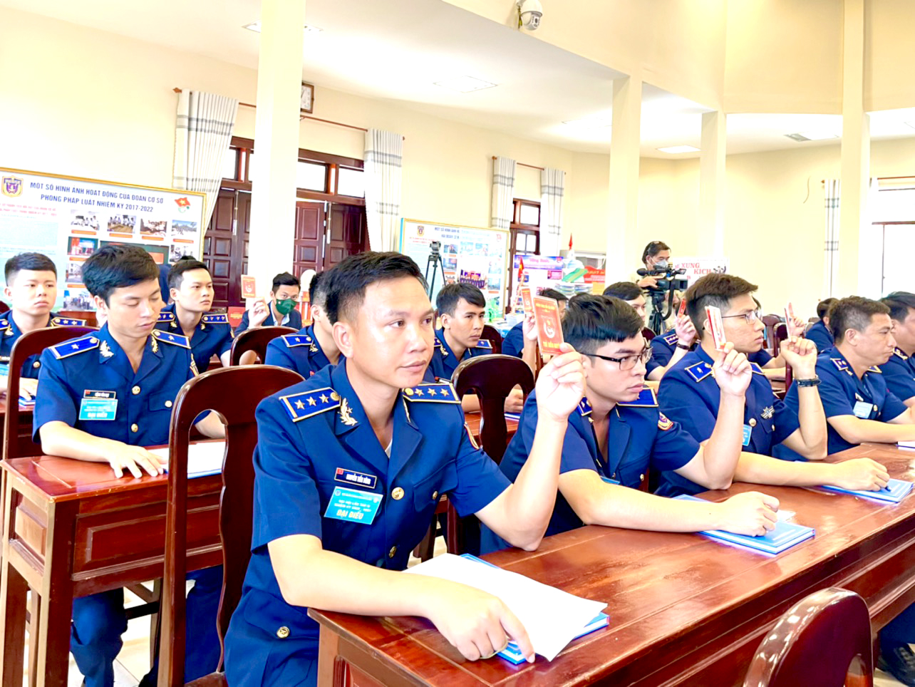 Đại biểu biểu quyết thông qua Nghị quyết Đại hội Đoàn Thanh niên Vùng CSB 3 nhiệm kỳ 2022-2027.