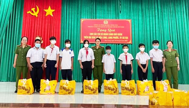 CBCS Phòng Cảnh sát QLHC về TTXH-Công an tỉnh tặng quà cho trẻ có hoàn cảnh khó khăn.