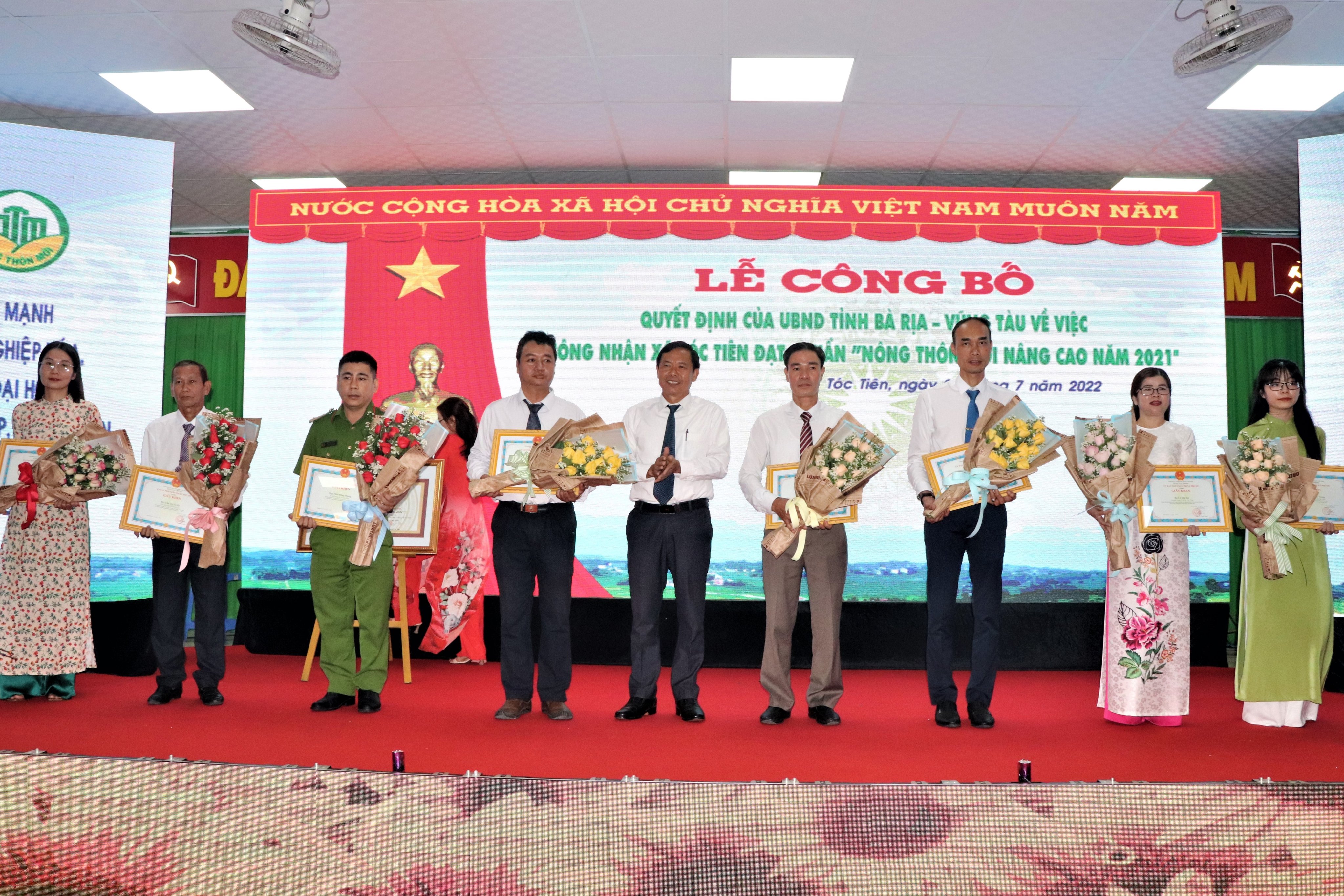 Ông Trương Trọng Ngân, Chủ tịch UBMTTQ Việt Nam TX. Phú Mỹ trao Giấy khen cho các cá nhân điển hình trong phong trào xây dựng NTM nâng cao xã Tóc Tiên.