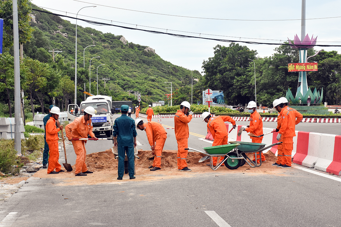 Các lực lượng của ngành điện, dân quân, công an huyện Long Điền khắc phục sự cố sạt lở (giả định) tại khu vực đèo Nước Ngọt.