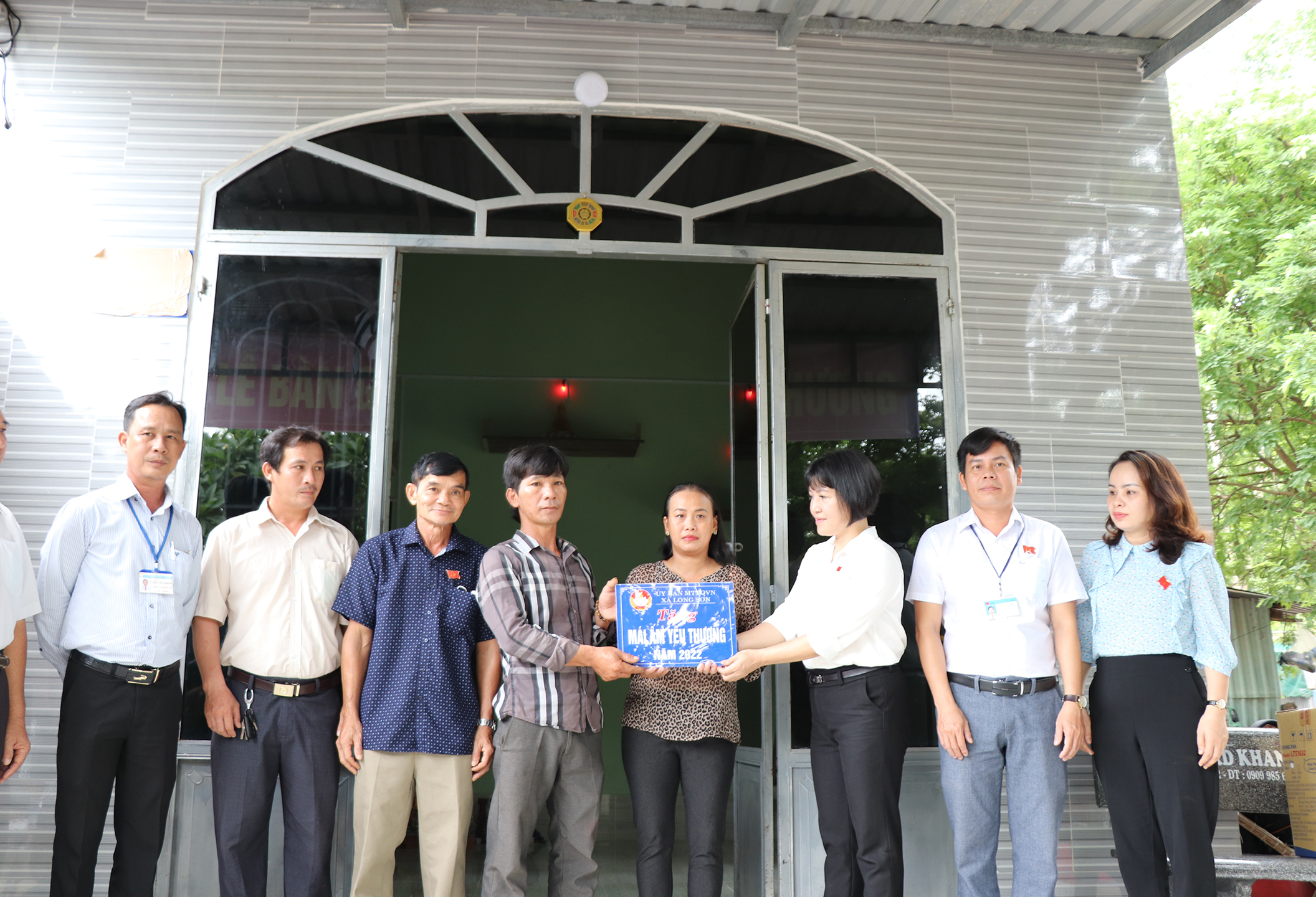Bà Mai Ngọc Oanh, Chủ tịch Ủy ban MTTQ Việt Nam TP.Vũng Tàu trao bảng tặng 