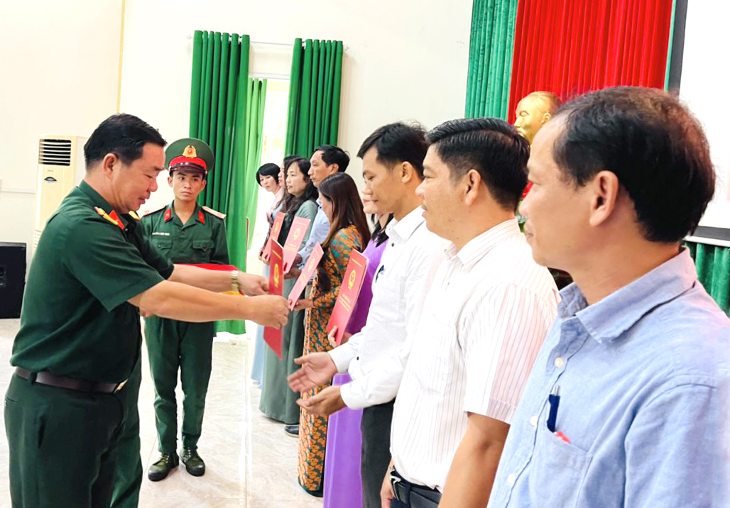 Đại tá Phạm Văn Tuấn, Phó Chỉ huy trưởng Bộ CHQS tỉnh trao Giấy chứng nhận hoàn thành chương trình bồi dưỡng kiến thức QP-AN cho các học viên.