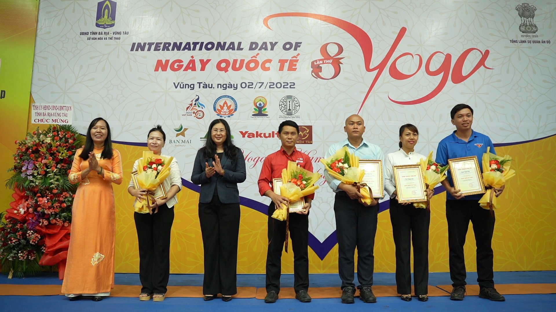 Đại diện Ban tổ chức trao thư cảm ơn các nhà tài trợ.
