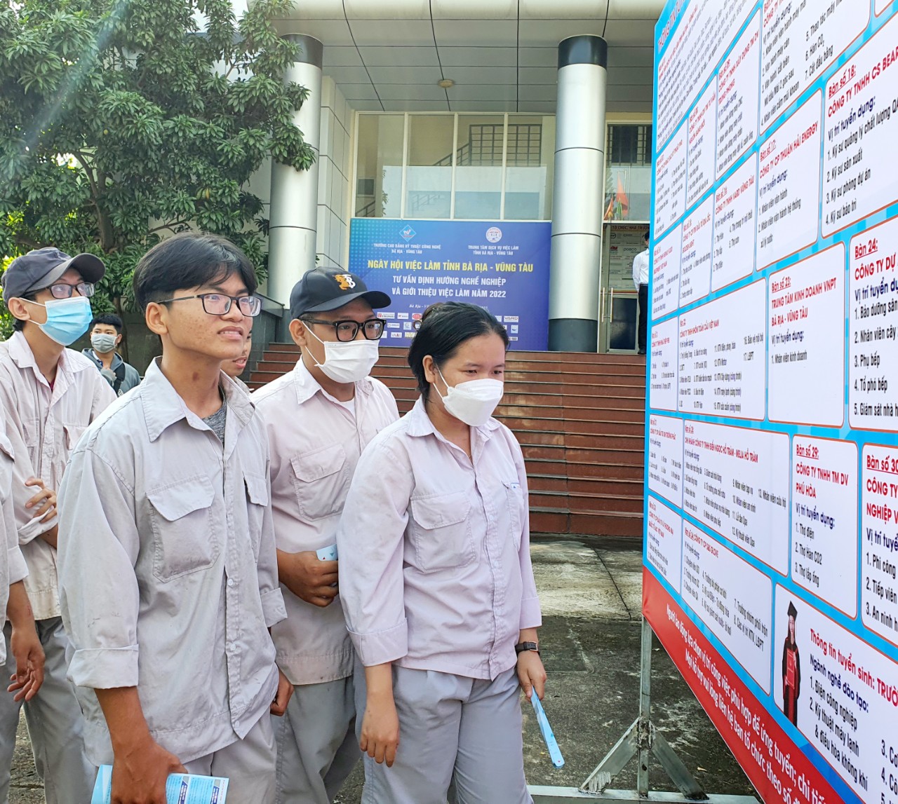 Sinh viên Trường Cao đảng Kỹ thuật công nghệ Bà Rịa-Vũng Tàu tìm hiểu thông tin tuyển dụng tại ngày hội việc làm.
