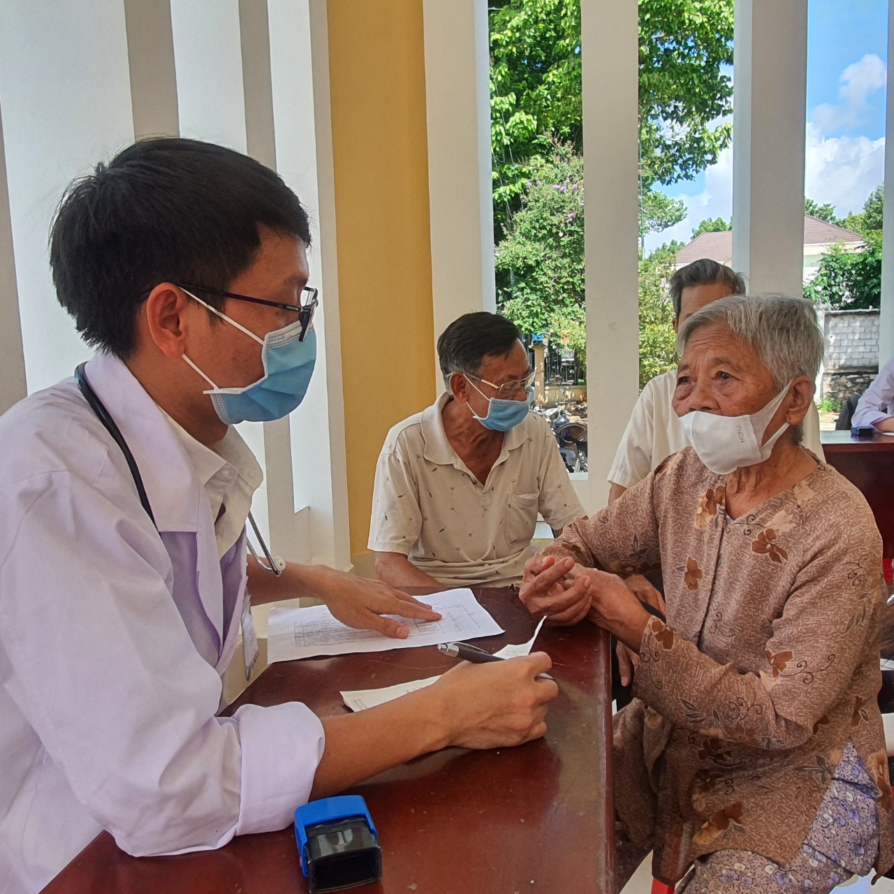Bác sĩ Bệnh viện Bà Rịa khám bệnh cho người có công với cách mạng xã Hòa Long.
