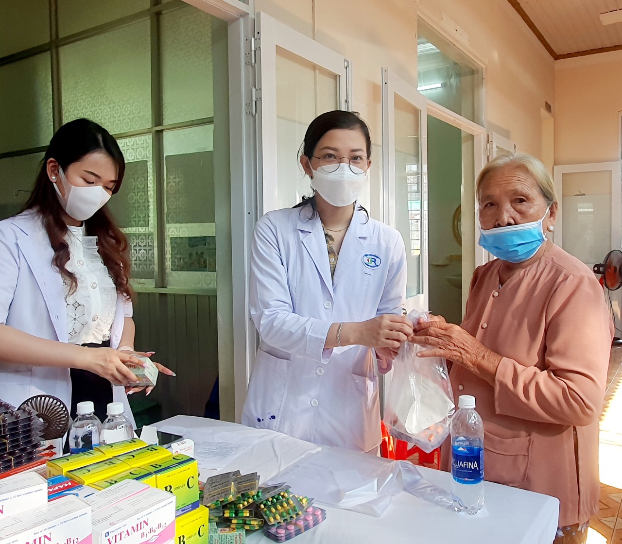 Bác sĩ Bệnh viện Bà Rịa phát thuốc cho người có công với cách mạng xã Long Phước.
