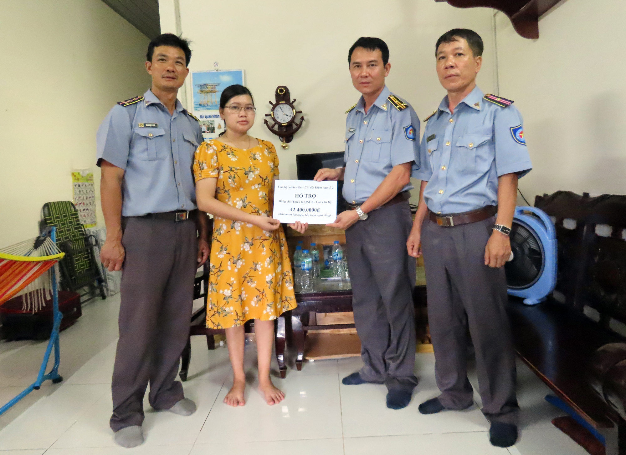 Đại diện Chi đội Kiểm ngư số 2 trao tiền hỗ trợ đến gia đình Thiếu tá Lại Văn Ký.