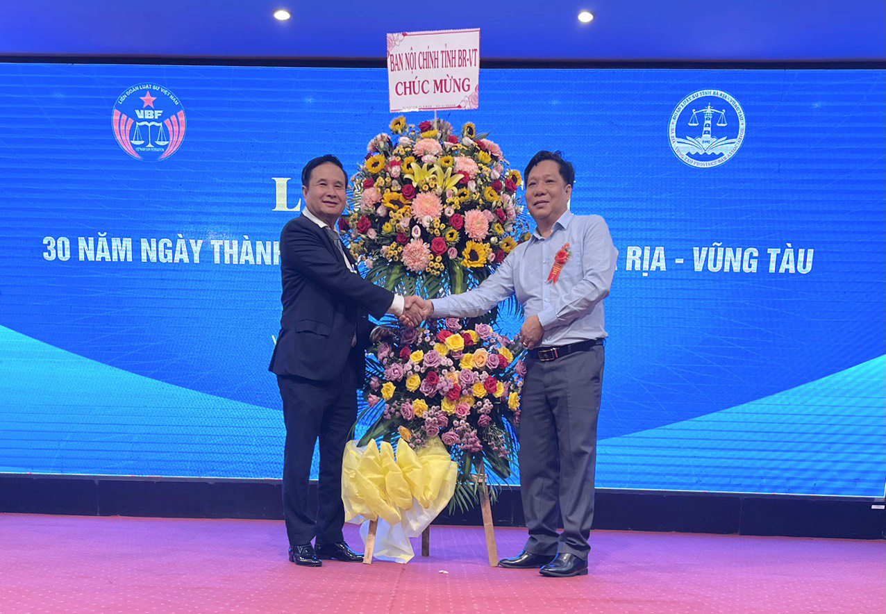 Đại diện Ban Nội chính Tỉnh ủy tặng quà chúc mừng kỷ niệm 30 năm ngày thành lập Đoàn Luật sư tỉnh.