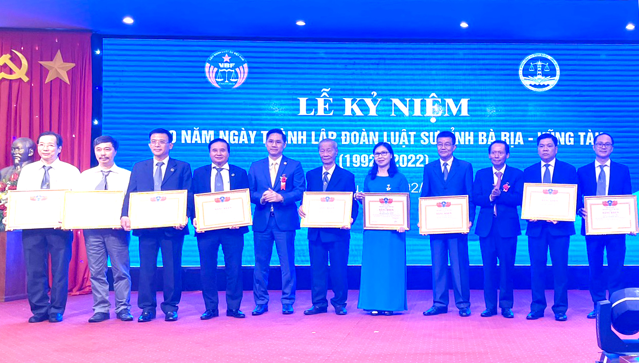 Đại diện Liên đoàn Luật sư Việt Nam trao Bằng khen cho các luật sư có thành tích trong xây dựng và phát triển Đoàn Luật sư.