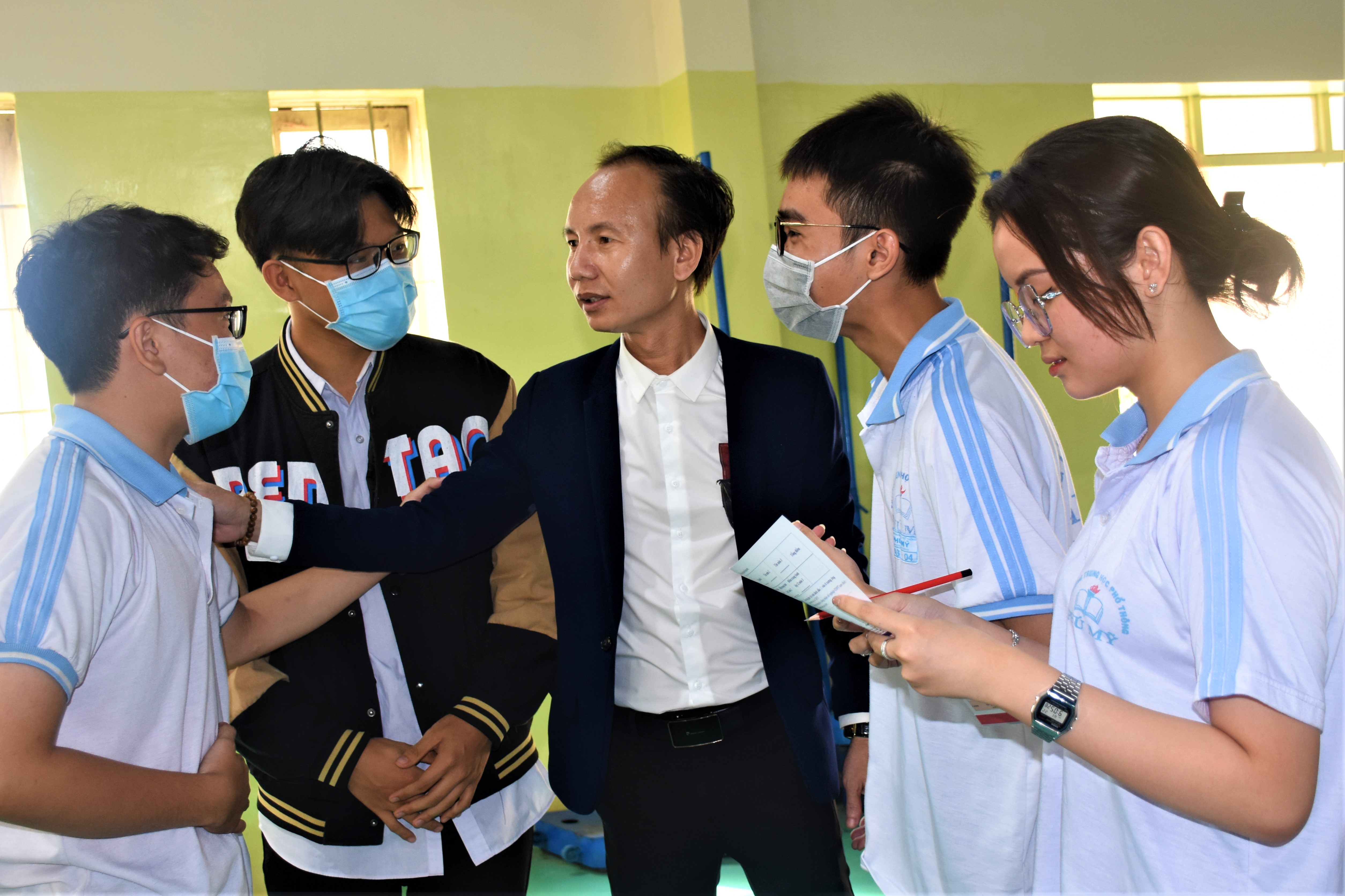 Tiến sĩ Huỳnh Anh Bình, Giám đốc Trung tâm Hướng nghiệp TP. Hồ Chí Minh tư vấn tâm lý cho HS Trường THPT Phú Mỹ trong chương trình Tư vấn  “Tâm lý vững - Điểm số cao” do Tỉnh Đoàn tổ chức.