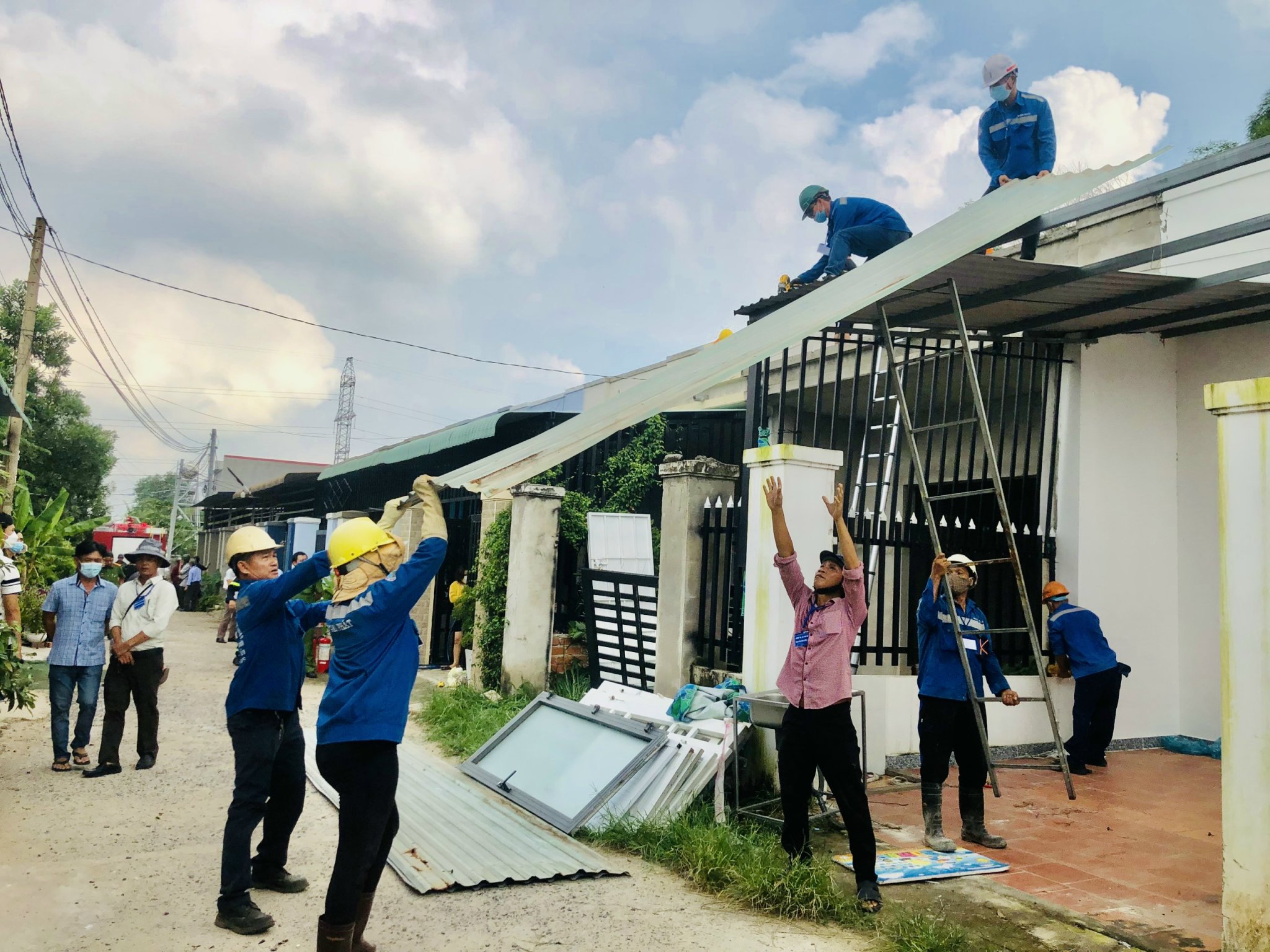 Lực lượng chức năng phường Phú Mỹ (TX. Phú Mỹ) cưỡng chế, tháo dỡ một căn nhà cấp 4 xây dựng trái phép trên đất nông nghiệp.