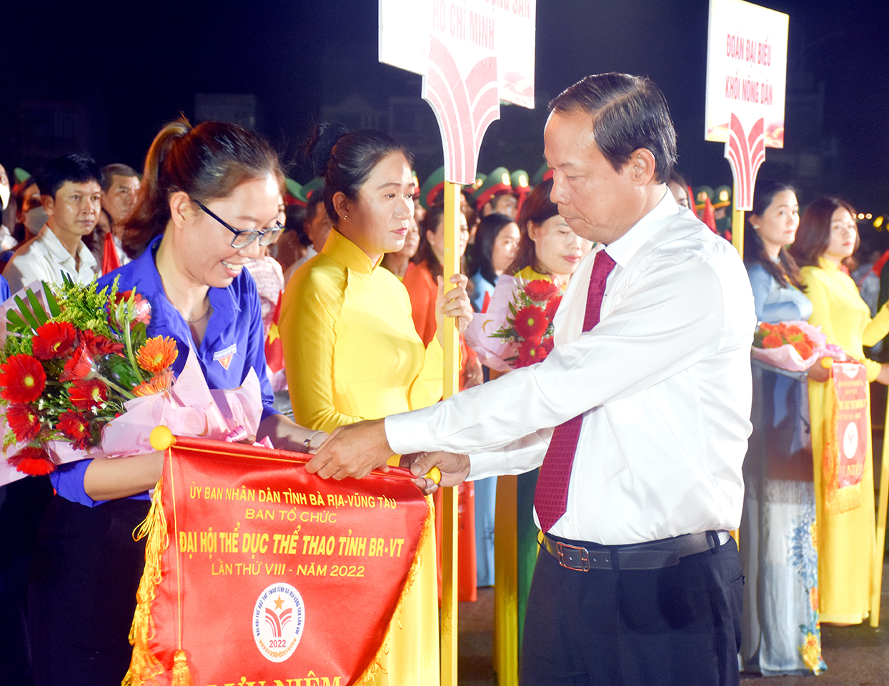 Chủ tịch UBND tỉnh Nguyễn Văn Thọ tặng hoa, cờ lưu niệm cho các đoàn tham dự Đại hội.