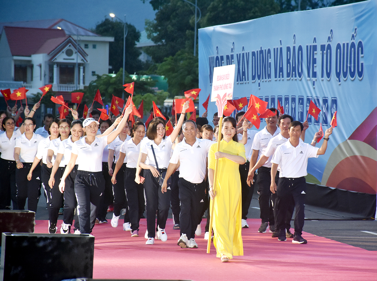 Đoàn đại biểu TP. Vũng Tàu diễu hành biểu dương lực lượng qua lễ đài.