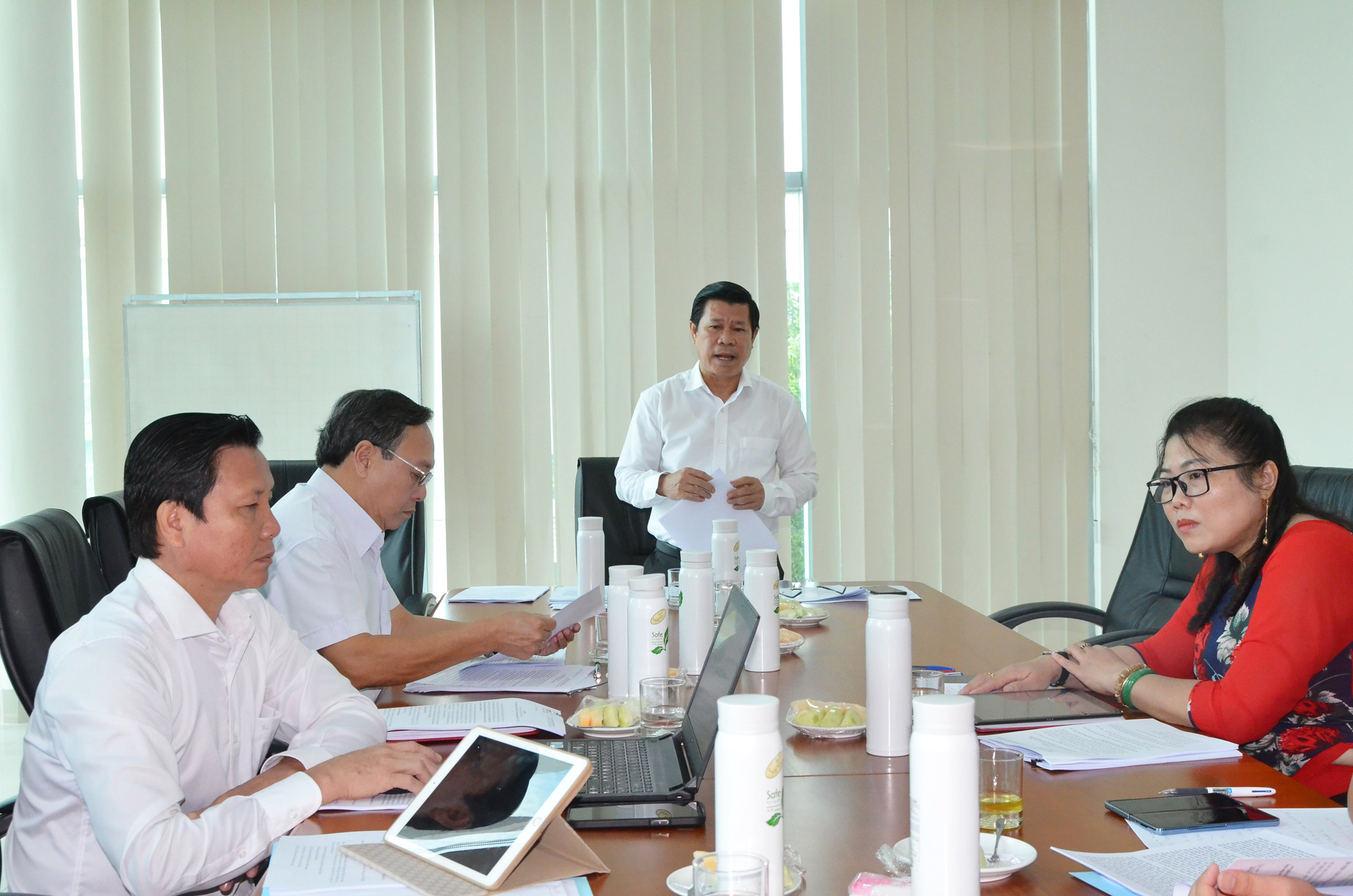 Ông Nguyễn Văn Xinh, Ủy viên Ban Thường vụ Tỉnh ủy, Trưởng Ban Tuyên giáo Tỉnh ủy, Tổ trưởng Tổ số 2 điều hành thảo luận. Ảnh: CẨM NHUNG