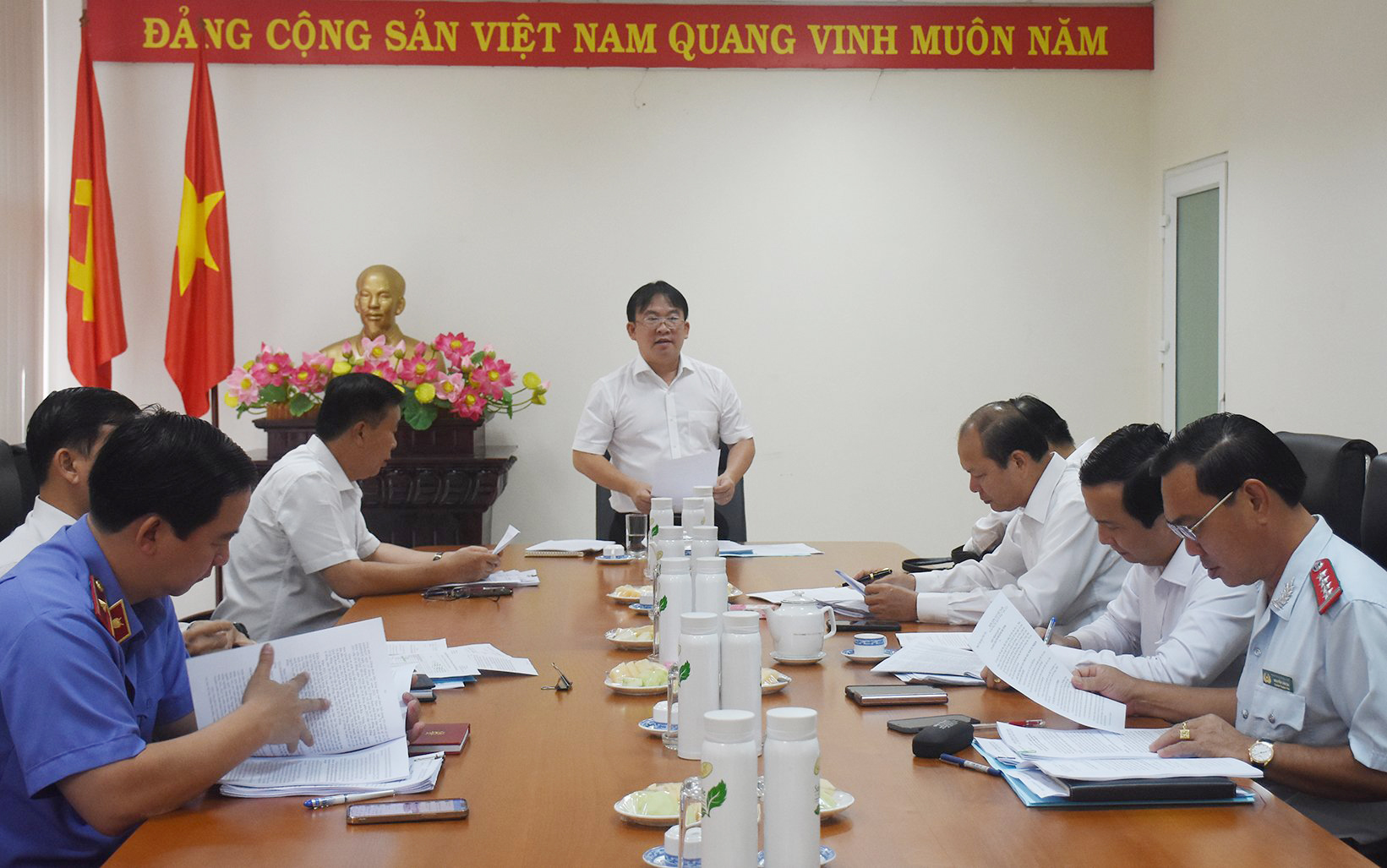 Ông Trần Tuấn Lĩnh, Ủy viên Ban Thường vụ Tỉnh ủy, Trưởng Ban Nội chính Tỉnh ủy, Tổ trưởng Tổ số 4 điều hành thảo luận. Ảnh: MINH THIÊN