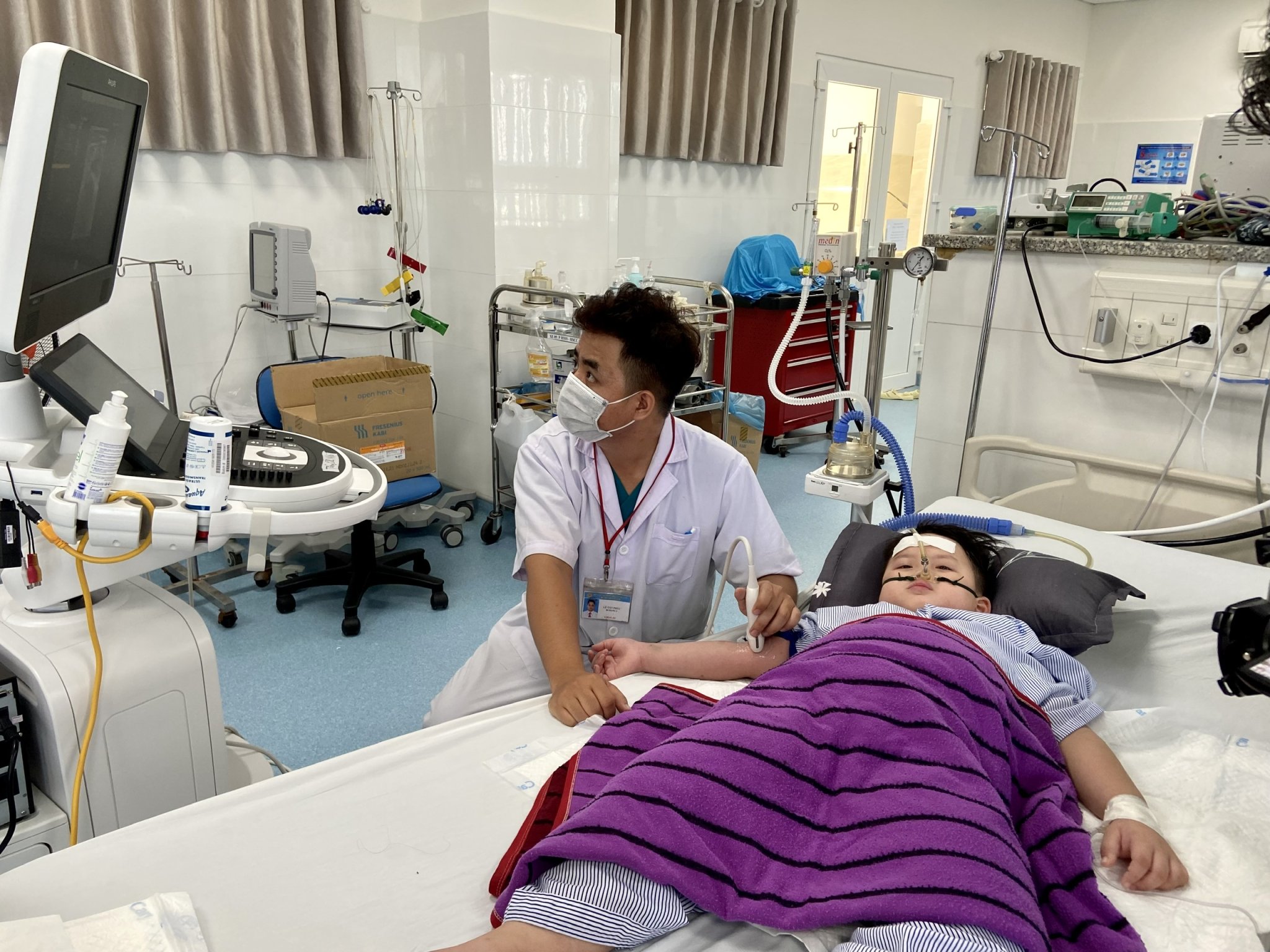 Bác sĩ kiểm tra sức khỏe bệnh nhân tại phòng ICU, Khoa Nhi, Bệnh viện Vũng Tàu.