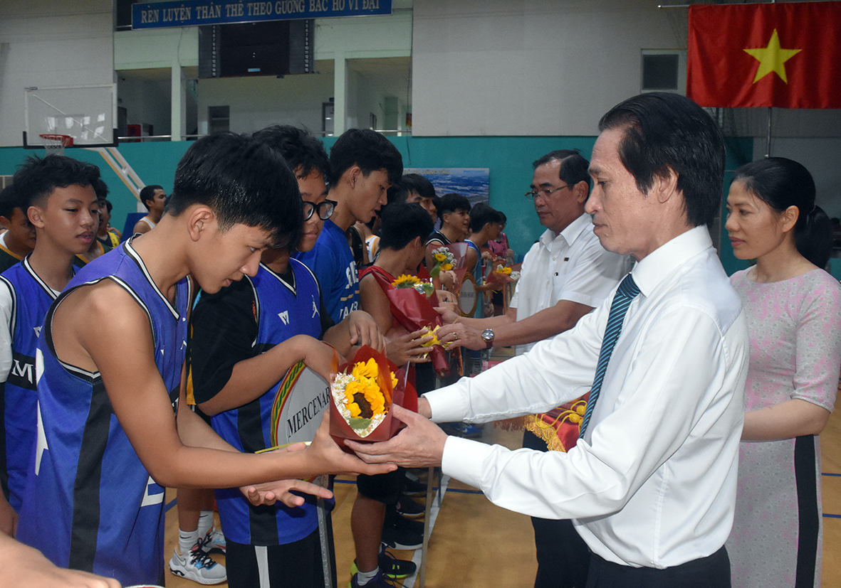 Ông Huỳnh Đức Dũng, Phó Giám đốc Sở VH-TT trao hoa, cờ lưu niệm cho các đơn vị tham dự Giải bóng rổ 3x3 tỉnh mở rộng năm 2022.