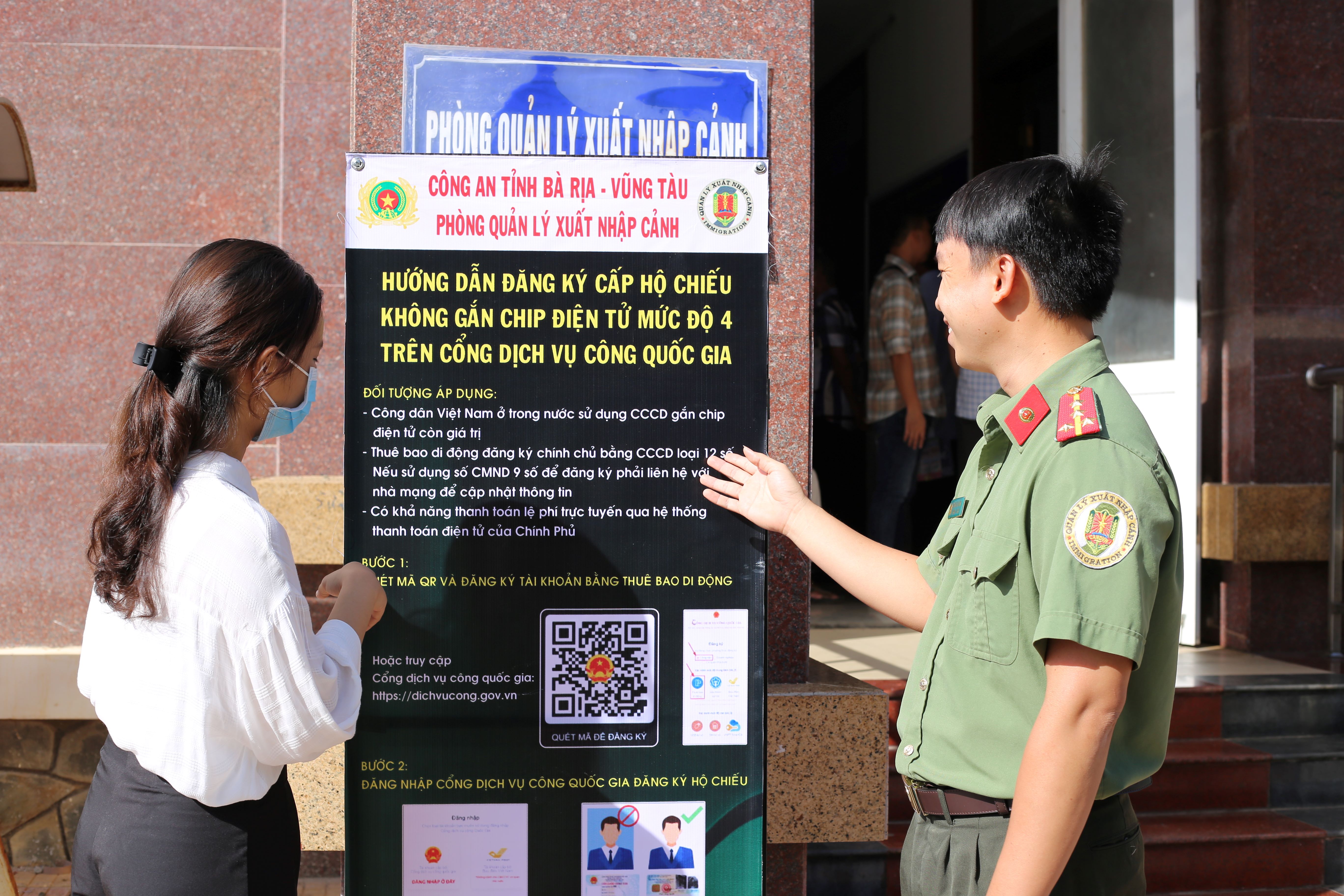 Trước sân và phòng làm thủ tục, PA08 đã bố trí các pano, biển hiệu và cử cán bộ hướng dẫn các bước làm thủ tục cho người dân. 