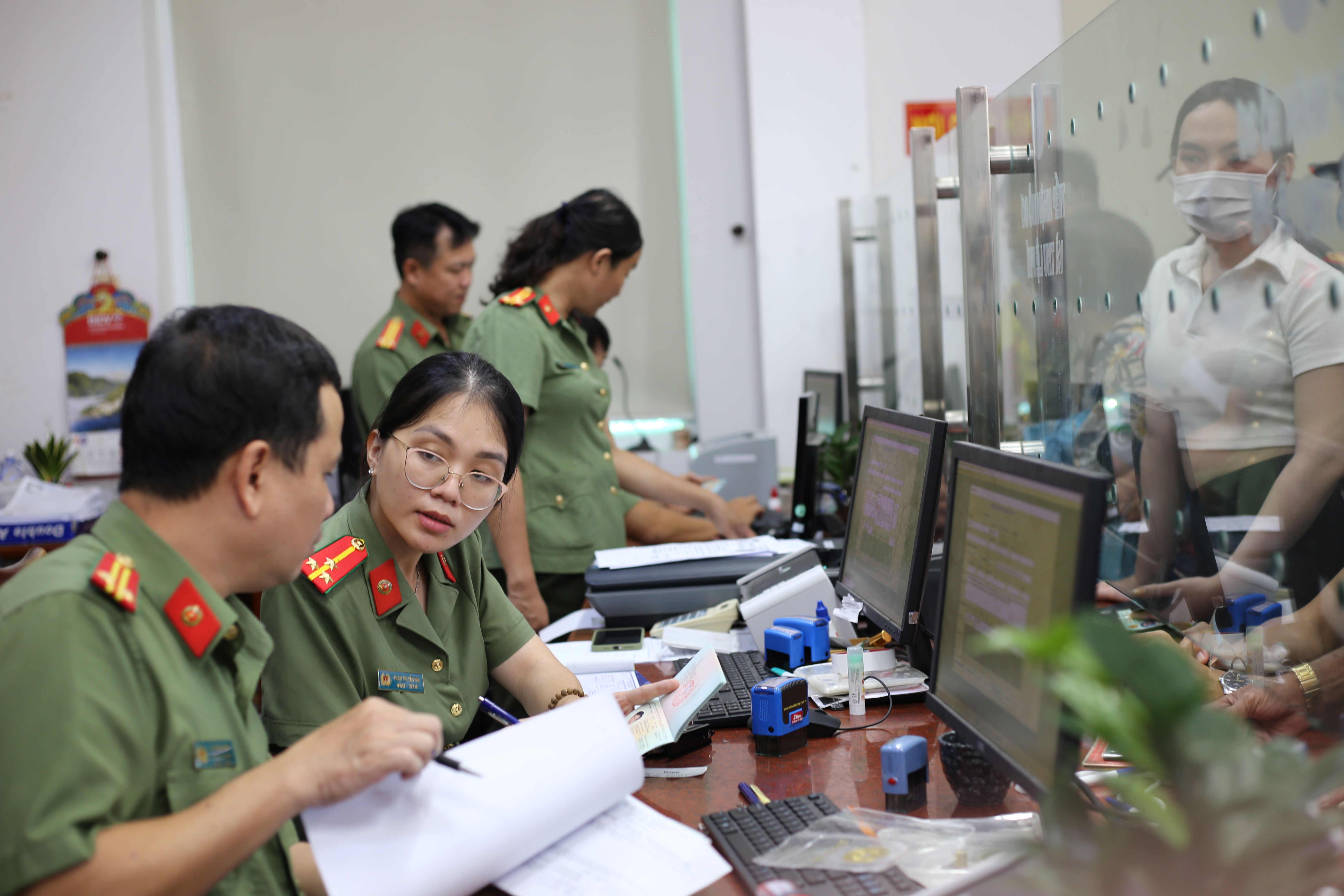Từ đầu tháng 7 đến nay người dân trong tỉnh đi làm hộ chiếu rất đông nên PAO8 đã chủ động bố trí phương tiện máy móc trang thiết bị đáp ứng yêu cầu của người dân. Đồng thời chủ động bố trí cán bộ hướng dẫn và tiếp nhận hồ sơ, bố trí cán bộ làm ngoài giờ, làm xuyên trưa. 