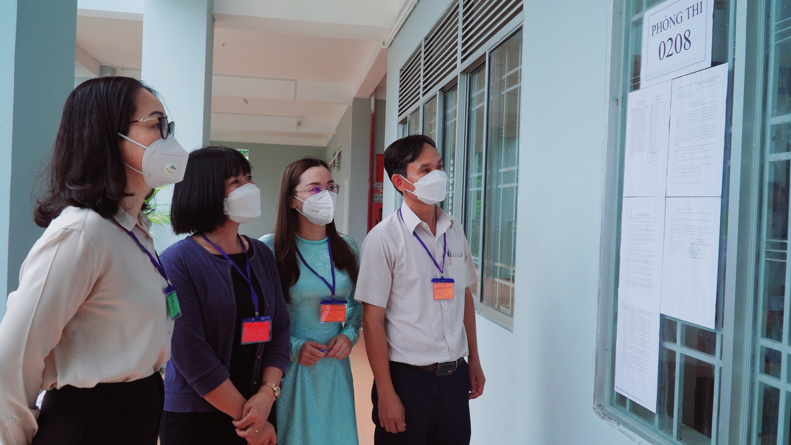 Giám đốc Sở GD-ĐT Trần Thị Ngọc Châu (ngoài cùng bên trái) kiểm tra cơ sở vật chất và các điều kiện tổ chức thi tốt nghiệp THPT tại điểm thi THPT Bà Rịa (TP. Bà Rịa). Ảnh: ĐẠI HẢI.