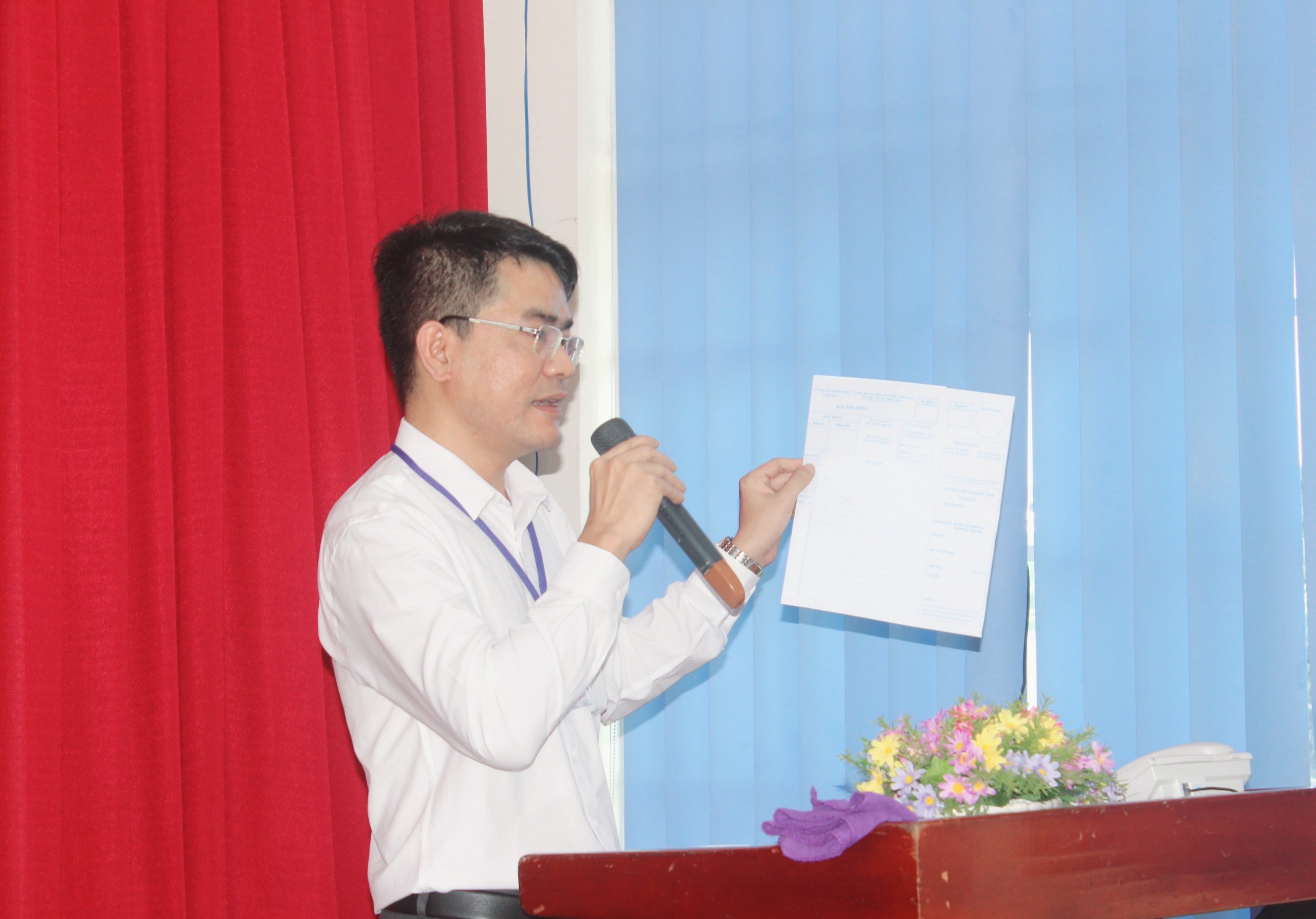 Ông Lê Kiều Hưng, Phó Trưởng điểm thi THPT Trần Nguyên Hãn phổ biến quy chế, quy định của kỳ thi tới các cán bộ coi thi.