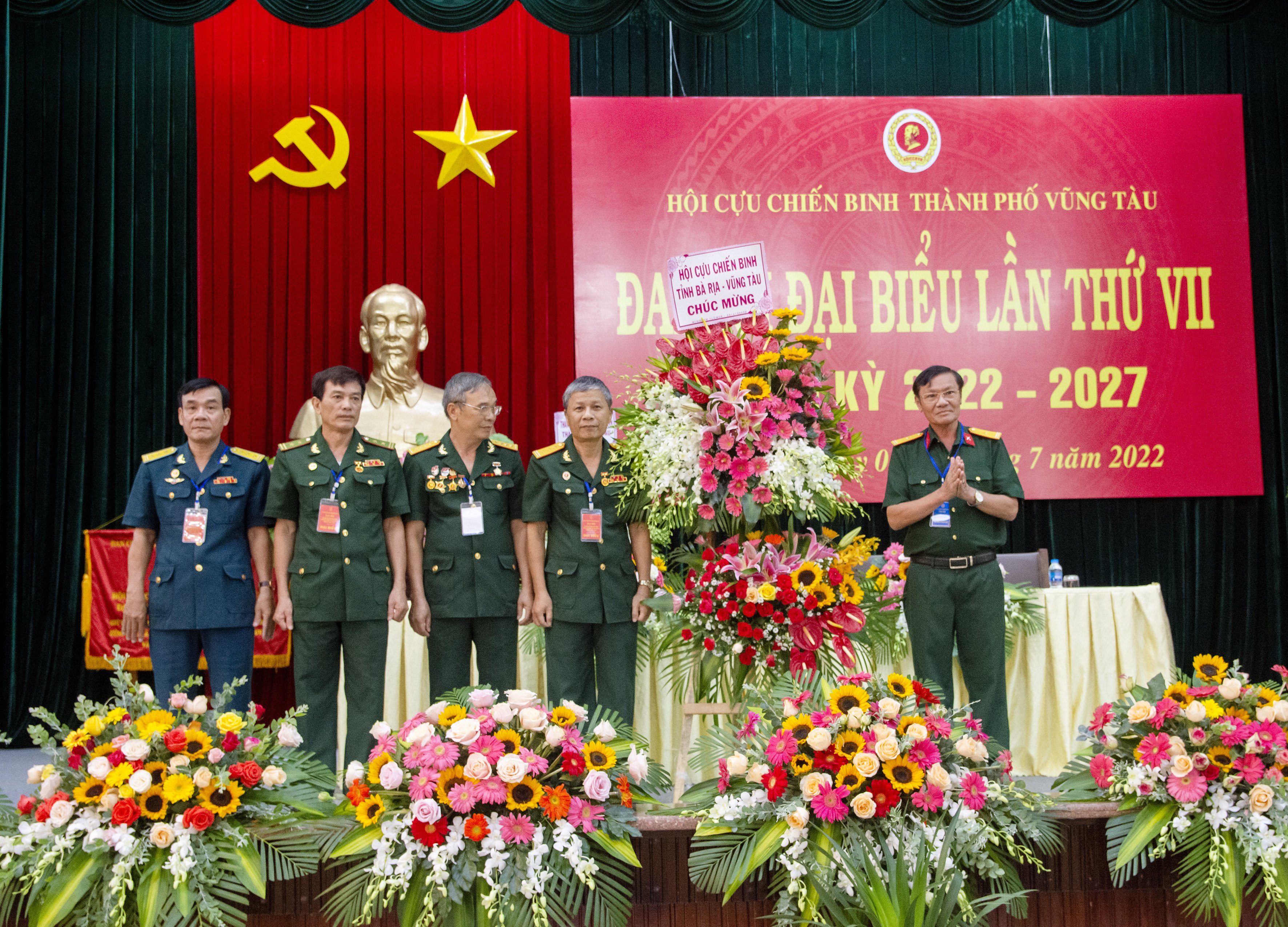 Đại diện Hội CCB tỉnh tặng hoa chúc mừng Đại hội.