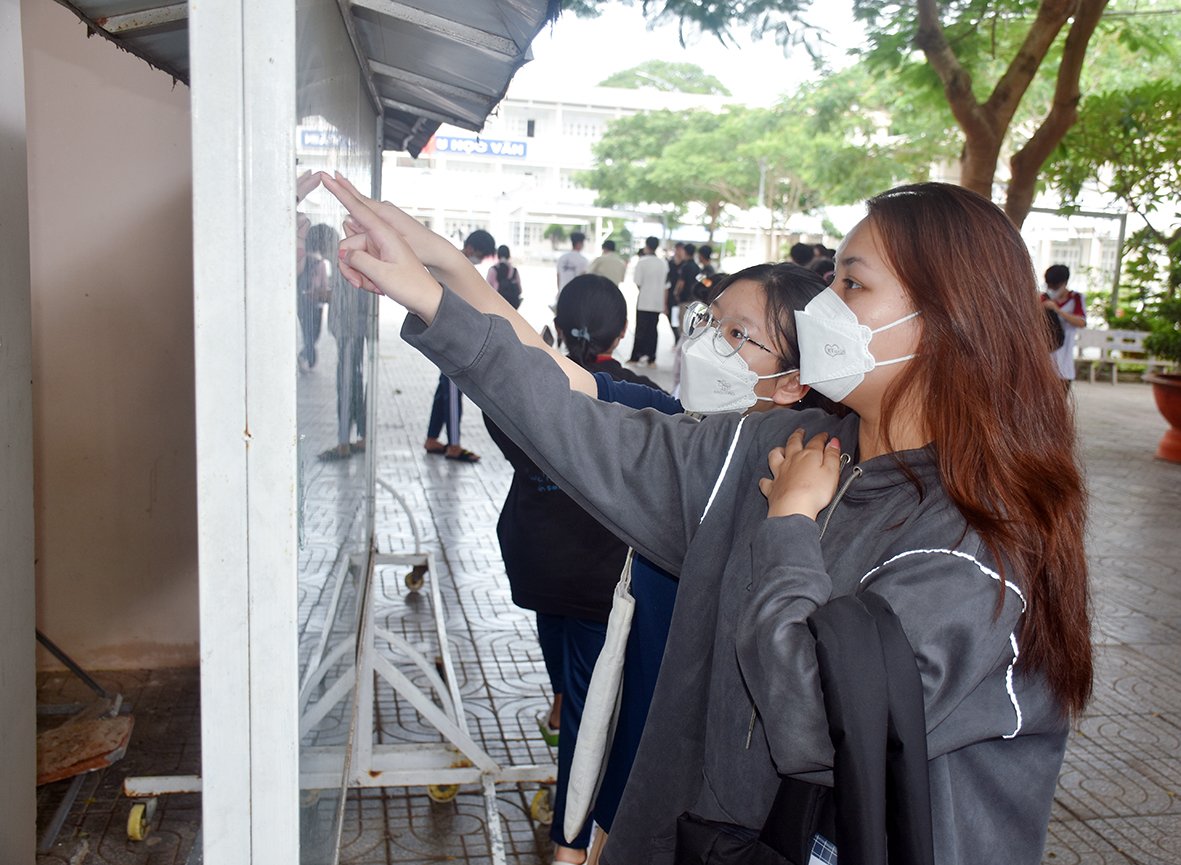 Thí sinh dự thi tại điểm thi THPT Bà Rịa (TP. Bà Rịa) xem danh sách dự thi, phòng thi tốt nghiệp THPT năm 2022.