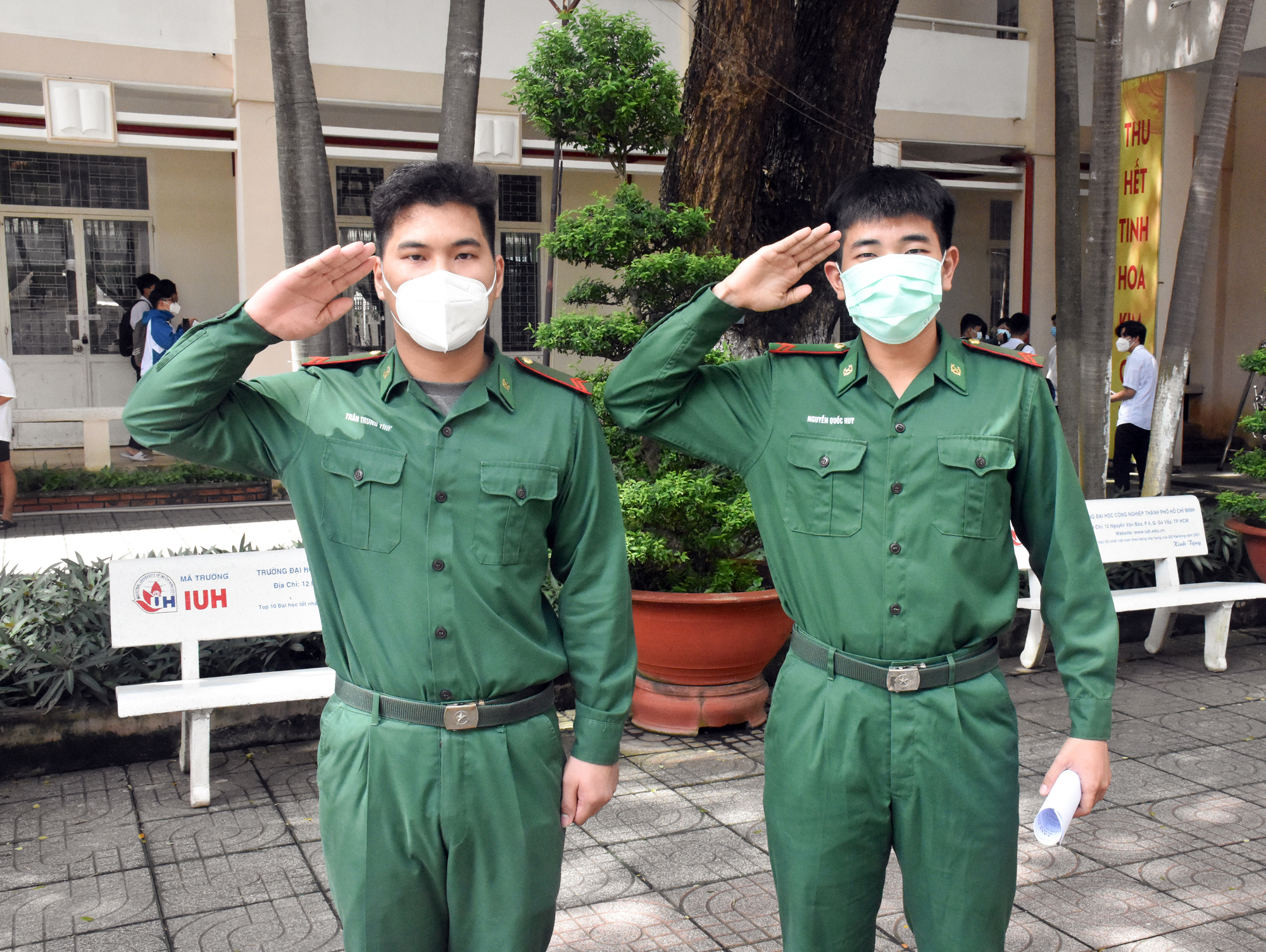 Các chiến sĩ Nguyễn Quốc Huy và Trần Trung Tính, dự thi tại điểm thi THPT Châu Thành tự tin trước kỳ thi với mục tiêu trúng tuyển vào Học viên Biên phòng.