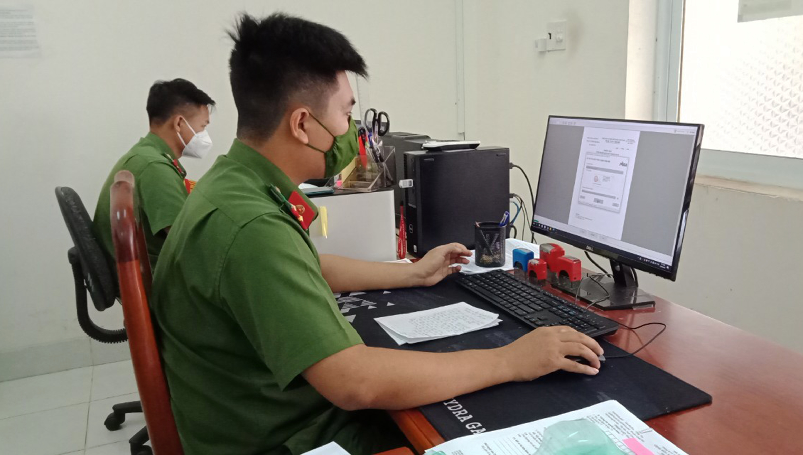 Công an TT.Long Hải (huyện Long Điền) kiểm tra dữ liệu dân cư của công dân trên địa bàn.