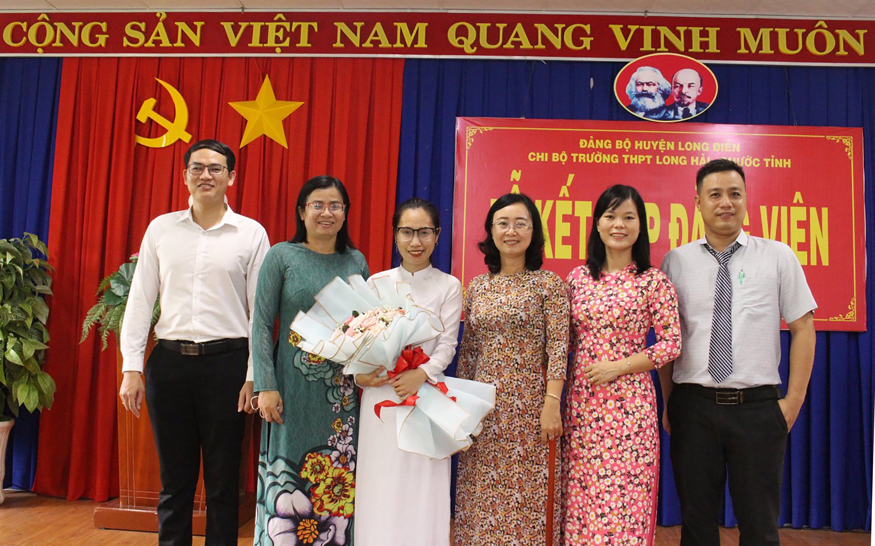 Em Trần Ngọc Thủy Tiên (lớp 12A11, Trường THPT Long Hải - Phước Tỉnh, huyện Long Điền)  được Chi bộ Trường THPT Long Hải - Phước Tỉnh tổ chức lễ kết nạp Đảng vào chiều 4/7.