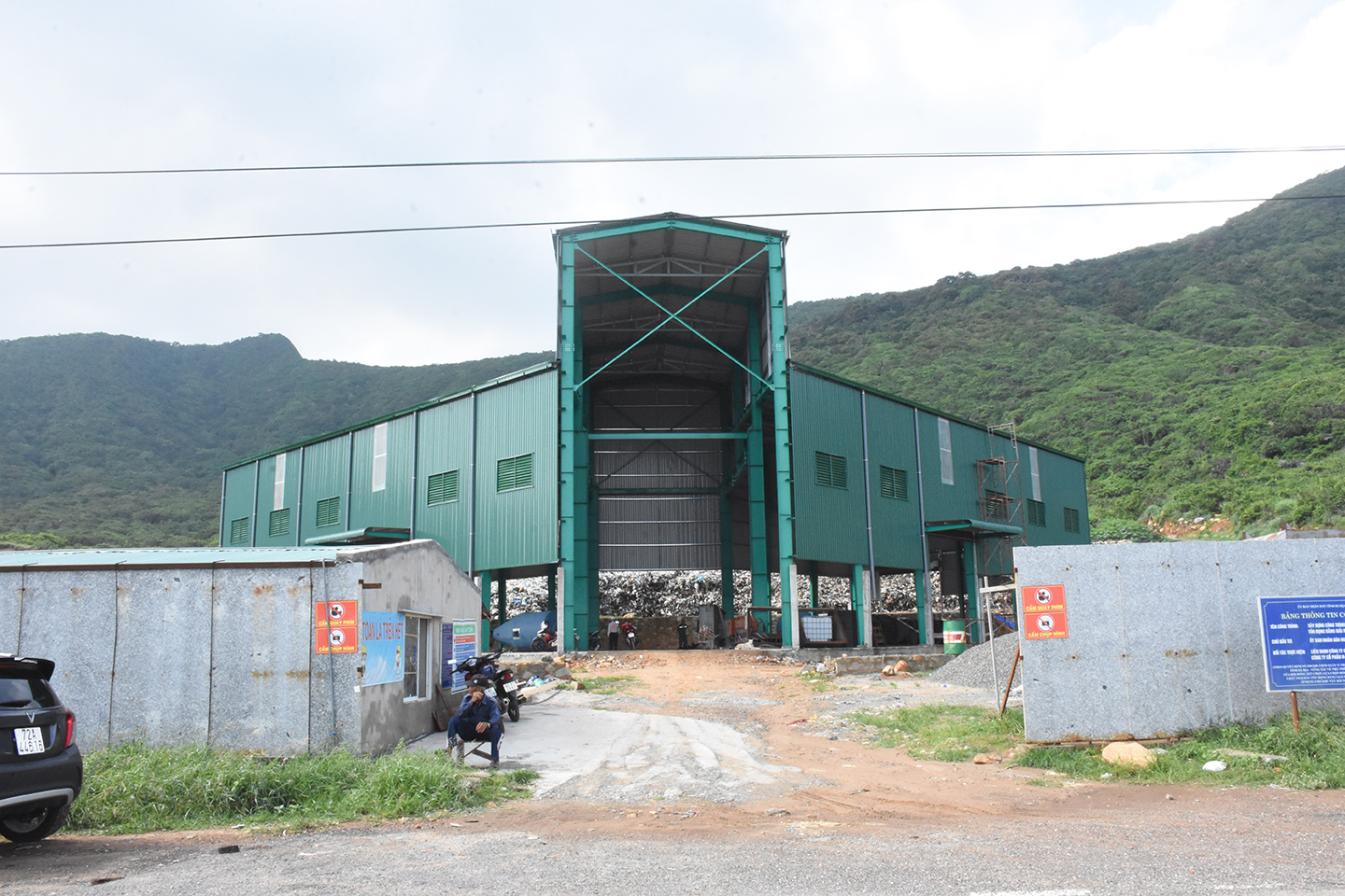 Nhà máy xử lý rác ở khu vực Bãi Nhát đang được xây dựng và dự kiến sẽ đưa vào hoạt động trong tháng 7.